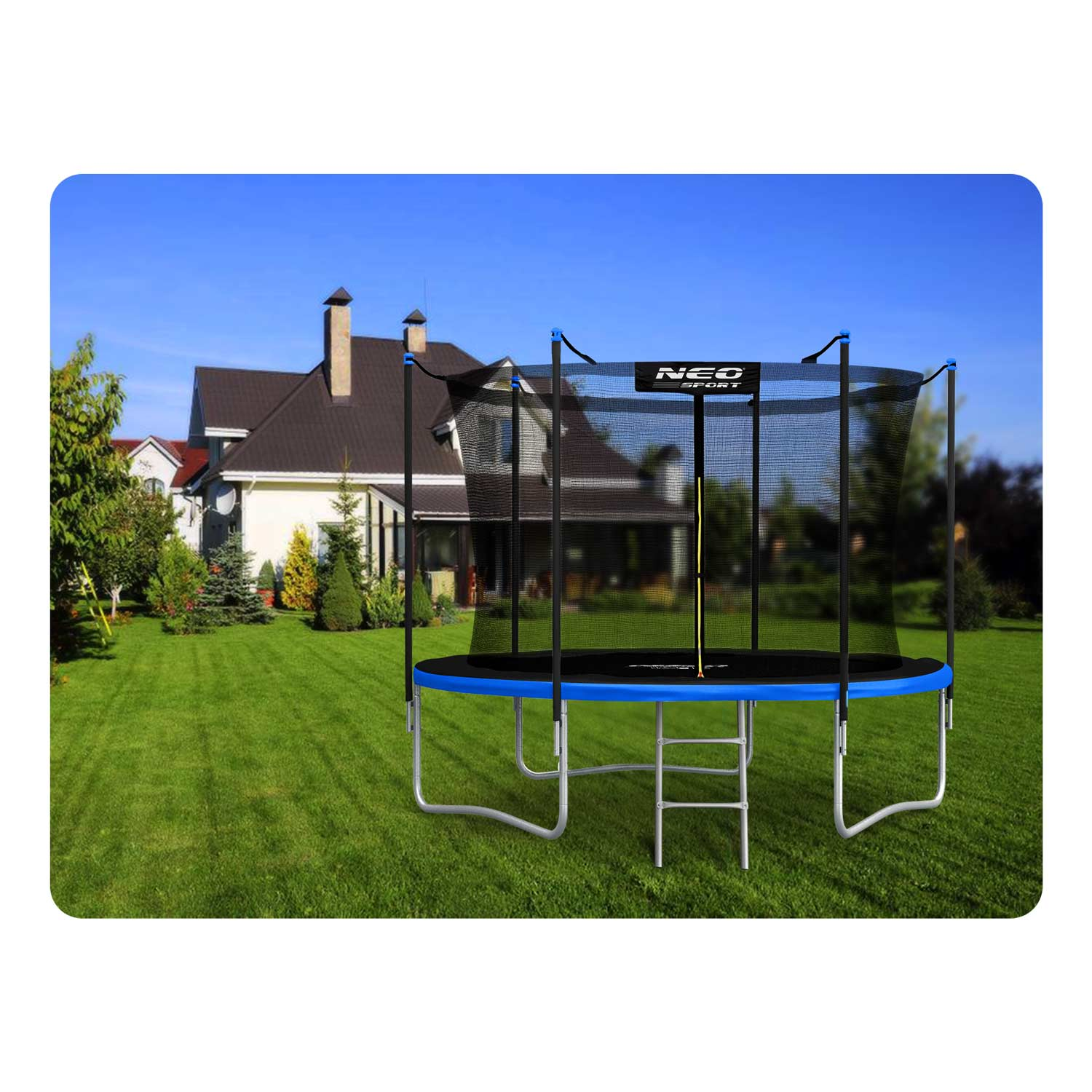 Trampolina z niebieską ramą stoi na zielonym podwórku. W tle znajduje się dom. Niebo jest niebieskie.