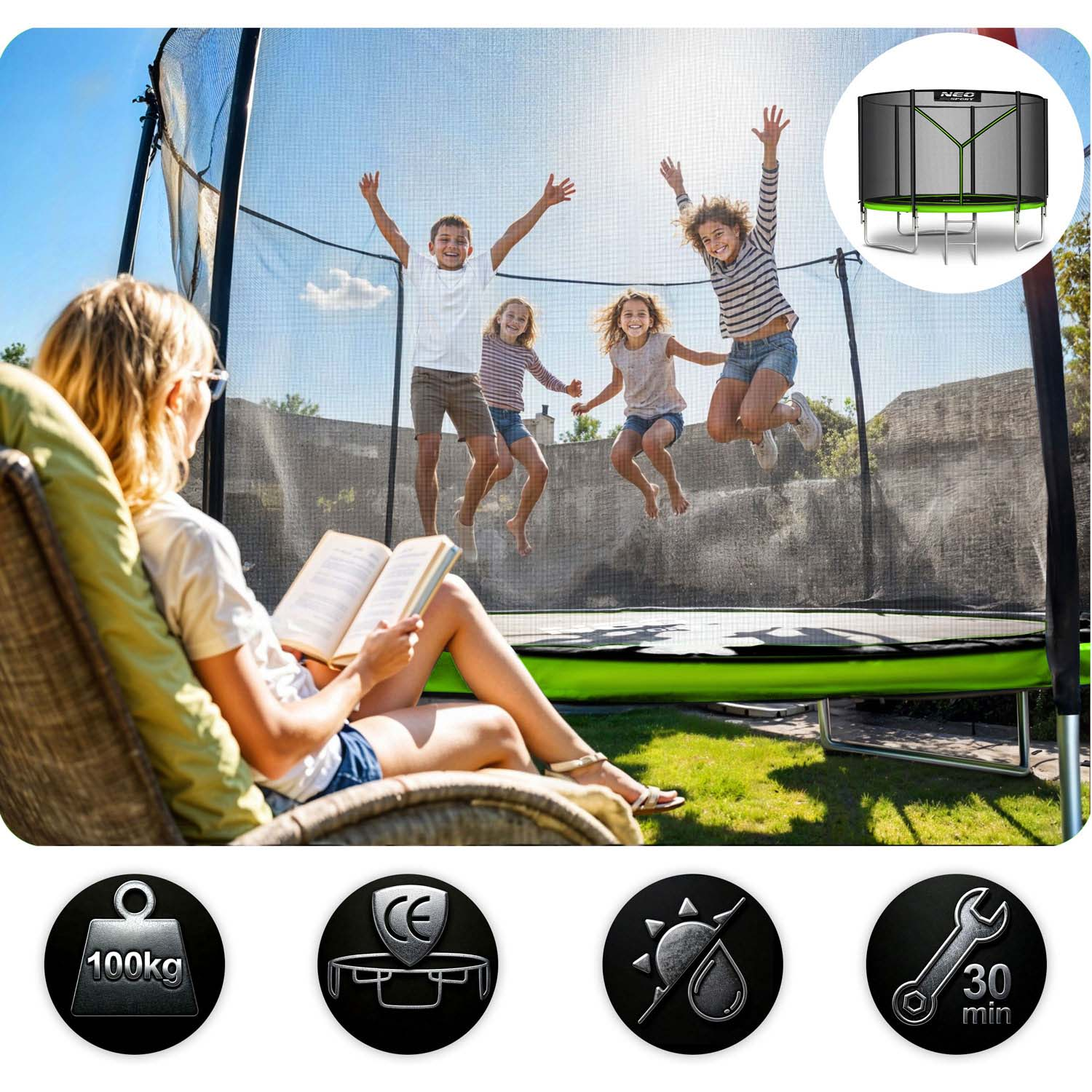 Czterech dzieci skacze na trampolinie. Kobieta czyta książkę na krześle. Ikony pokazują wagę, znak CE, ochronę przed słońcem i czas montażu.