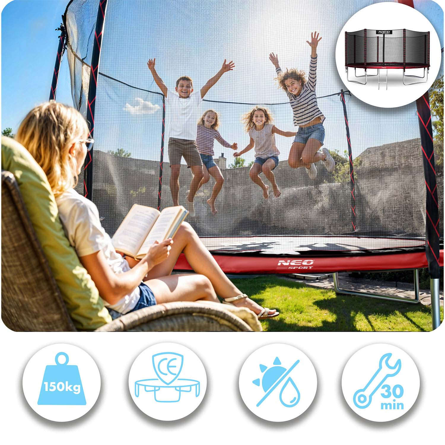 Kobieta czyta, a dzieci skaczą na trampolinie. Trampolina jest czerwono-czarna z siatką zabezpieczającą. Słoneczny dzień, zielona trawa.