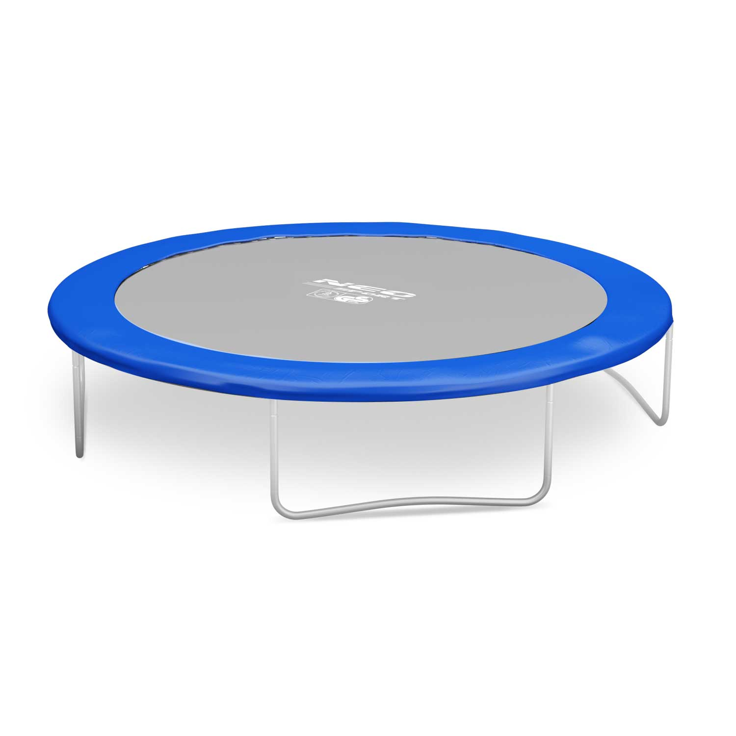 Okrągła trampolina z niebieską krawędzią, szarą powierzchnią do skakania i srebrnymi nogami. Tło jest białe.