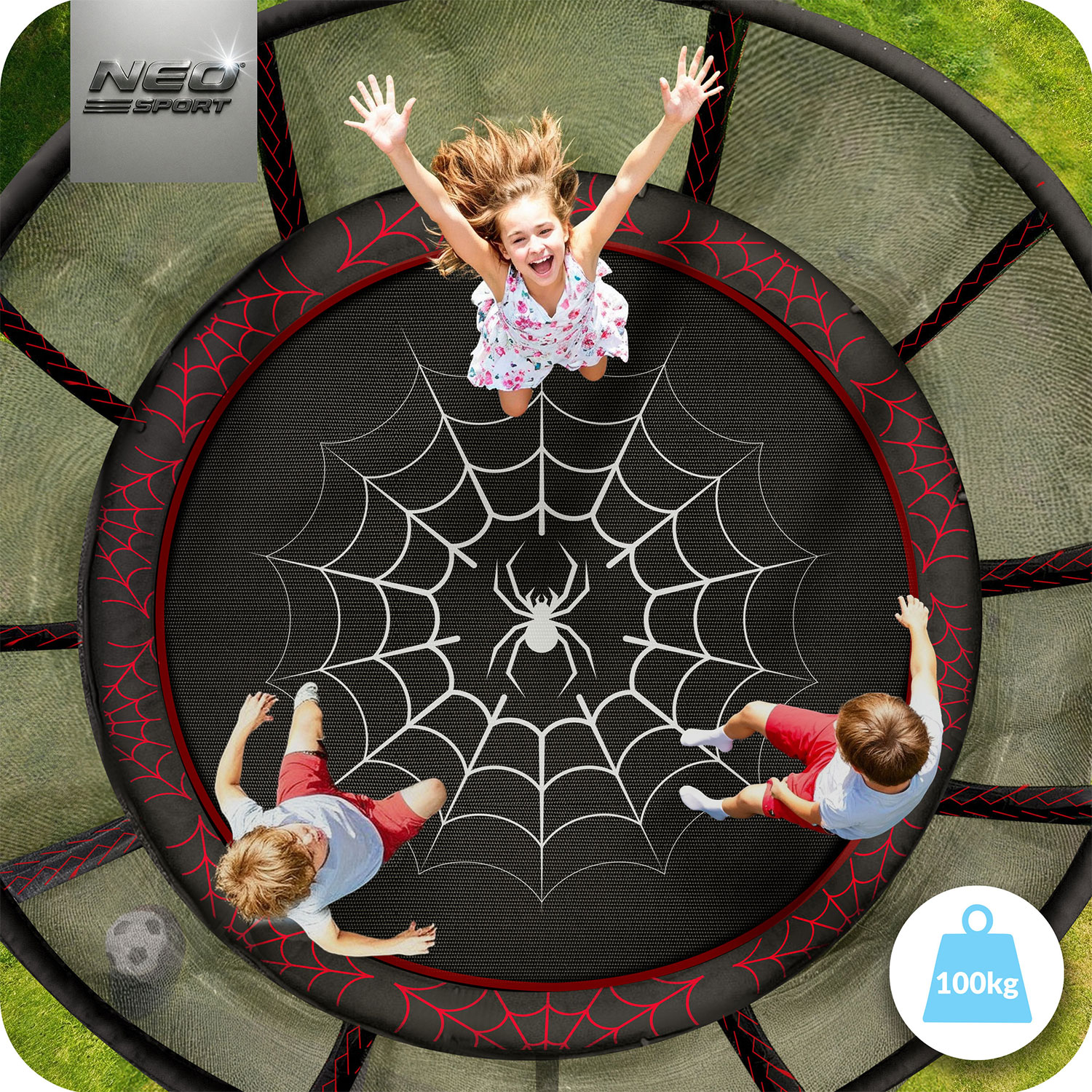 Troje dzieci skacze na trampolinie. Dziewczyna w kwiatowej sukience jest pośrodku z podniesionymi ramionami. Dwóch chłopców jest po bokach.