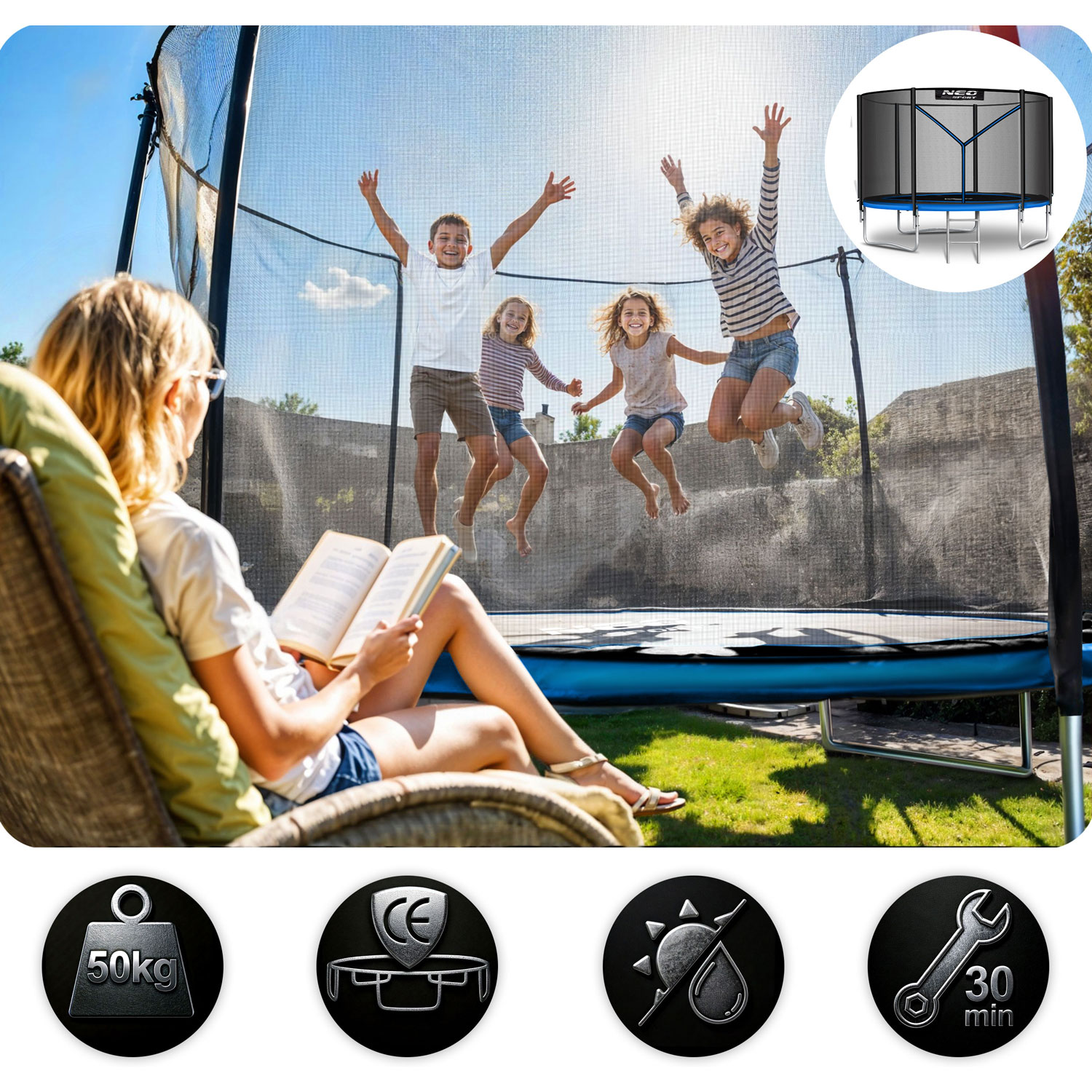 Kobieta czyta książkę, dzieci skaczą na trampolinie. Wstawka pokazuje szczegóły trampoliny. Ikony pokazują wagę, znak CE, ochronę przeciwsłoneczną i czas montażu.