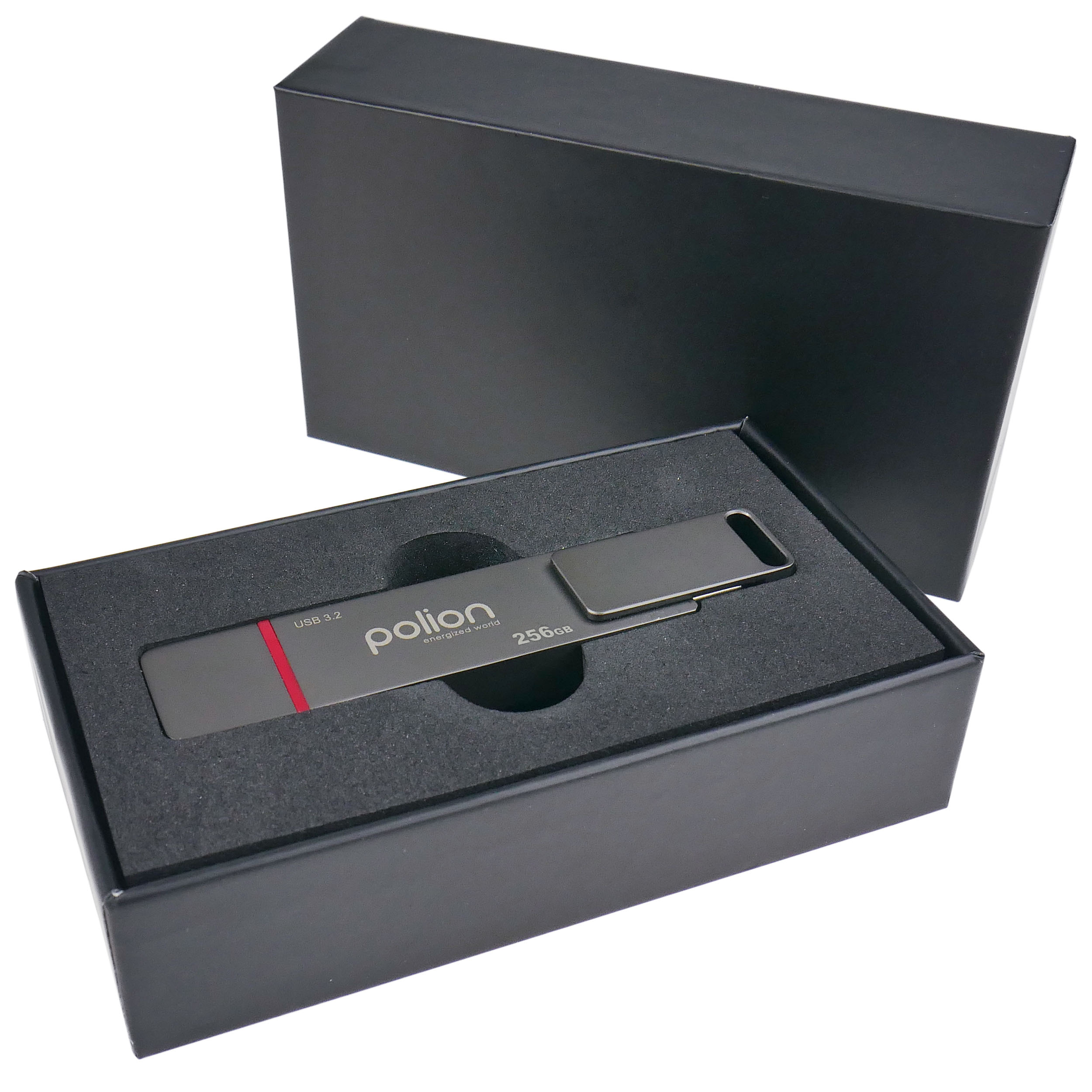 Pamięć USB w otwartym czarnym pudełku. Pamięć jest srebrna z czerwonym paskiem.