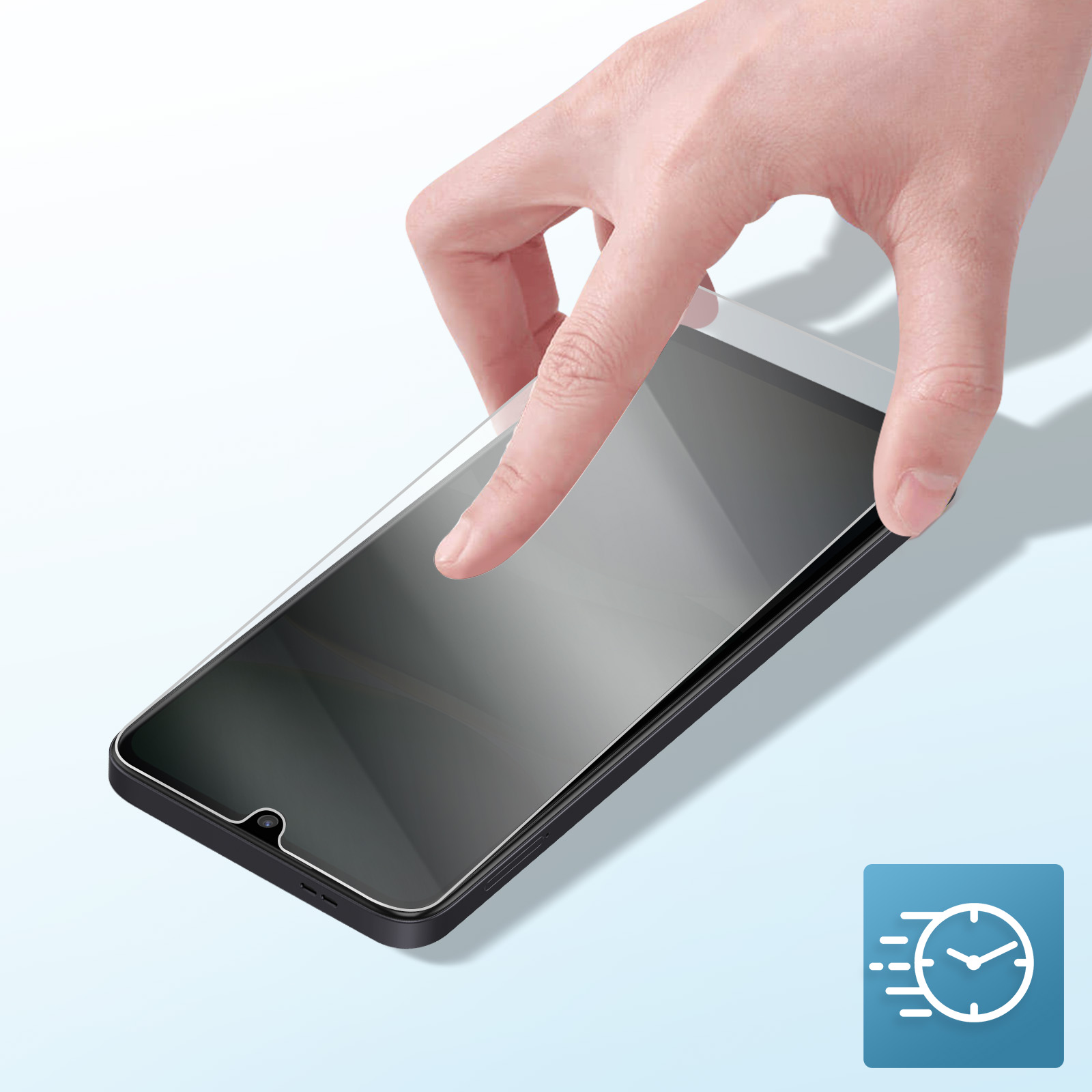 Una mano applica una protezione schermo su uno smartphone nero, con un'icona blu nell'angolo.