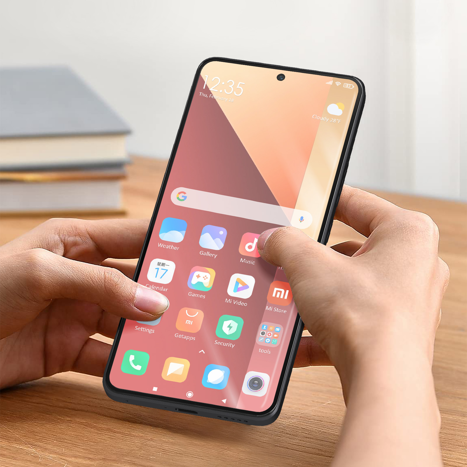Una persona tiene in mano uno smartphone che mostra le icone delle app. Lo schermo mostra l'ora, il meteo e le opzioni delle app, con un dito che tocca lo schermo.
