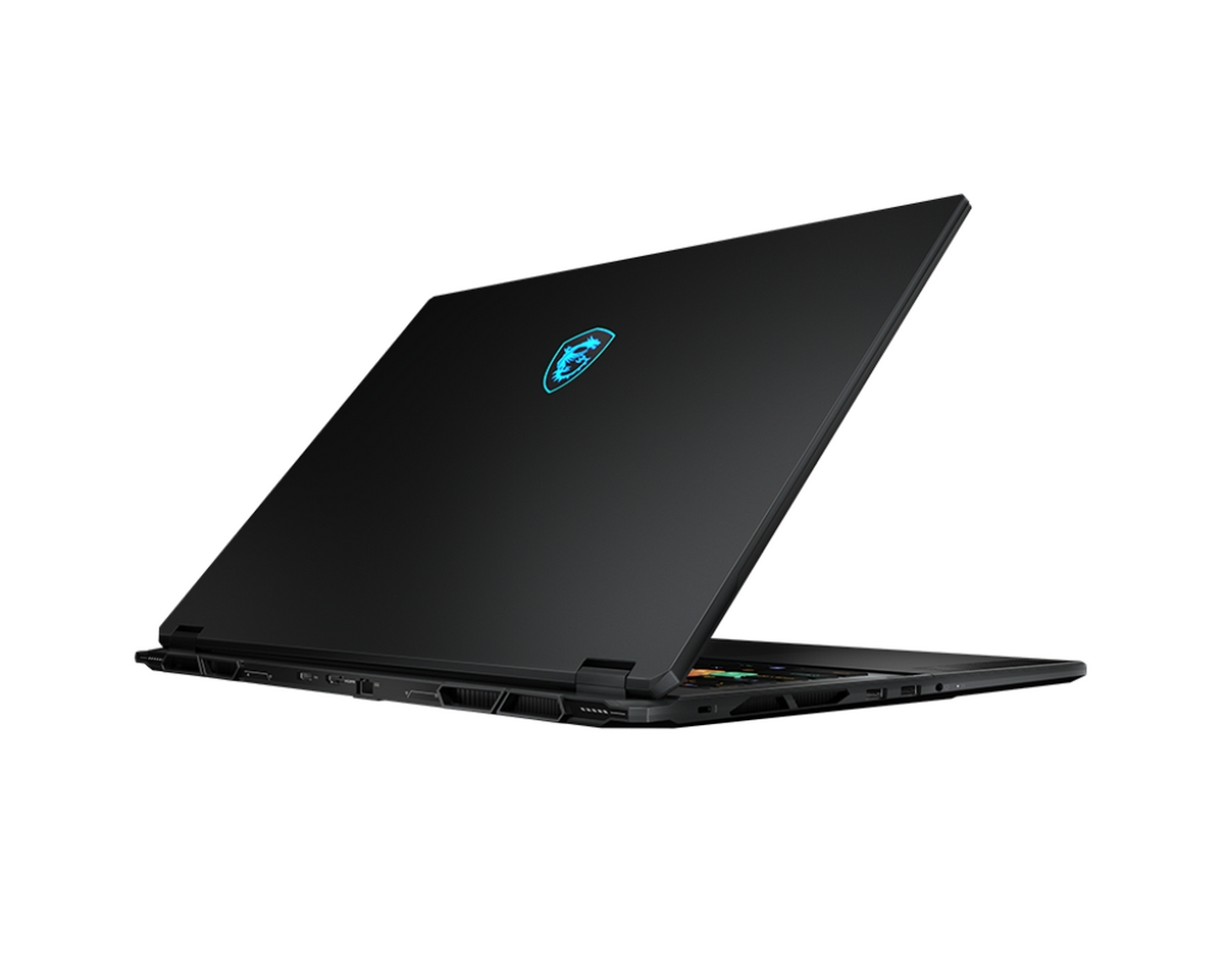 Un laptop nero è leggermente aperto su sfondo bianco. La parte superiore ha un logo blu. La parte inferiore ha delle porte.