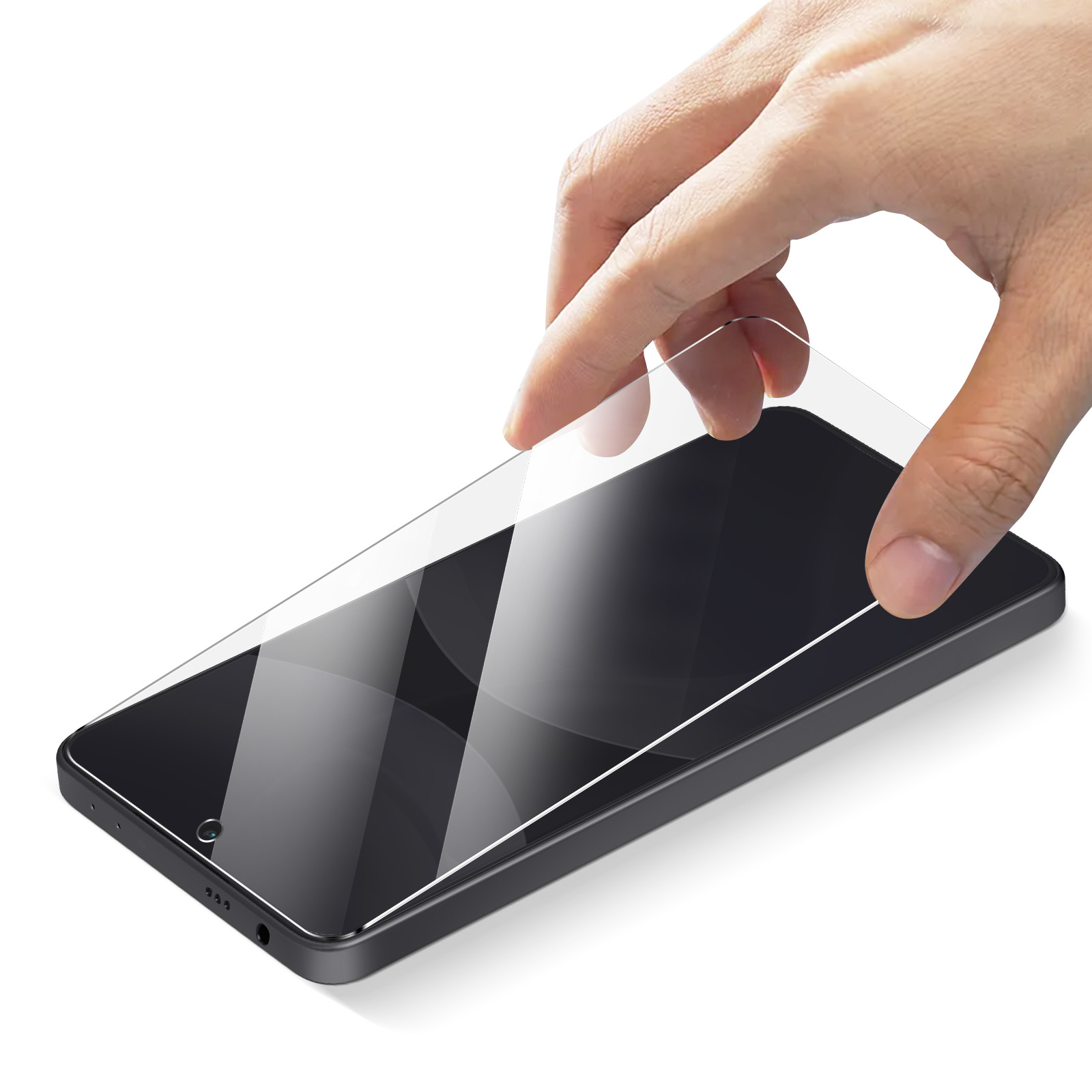 Una mano applica una protezione per lo schermo a uno smartphone nero. Lo sfondo è bianco.