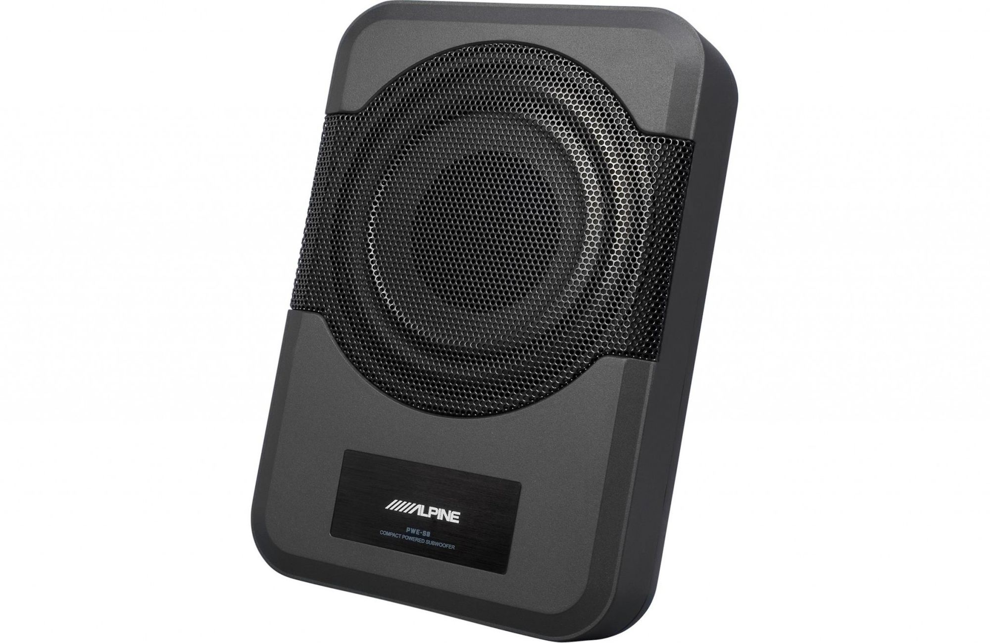 Ein dunkelgrauer Alpine PWE-S8 kompakter Aktivsubwoofer. Er hat einen Mesh-Lautsprecher und ein Etikett mit Markenname und Modell.
