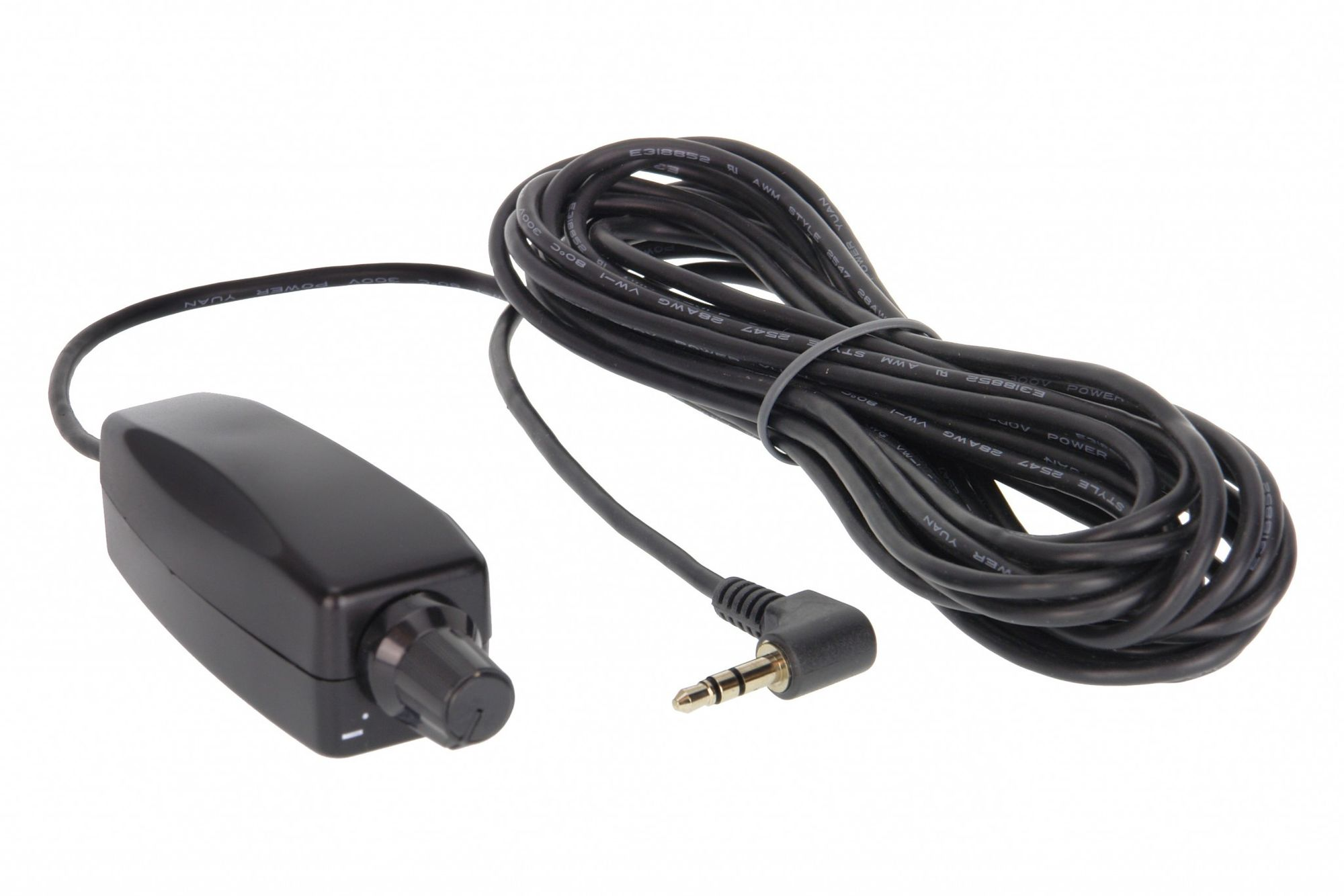 Schwarzes Audiokabel mit Lautstärkeregler und 3,5-mm-Klinke. Das Kabel ist aufgerollt, der Hintergrund ist weiß.