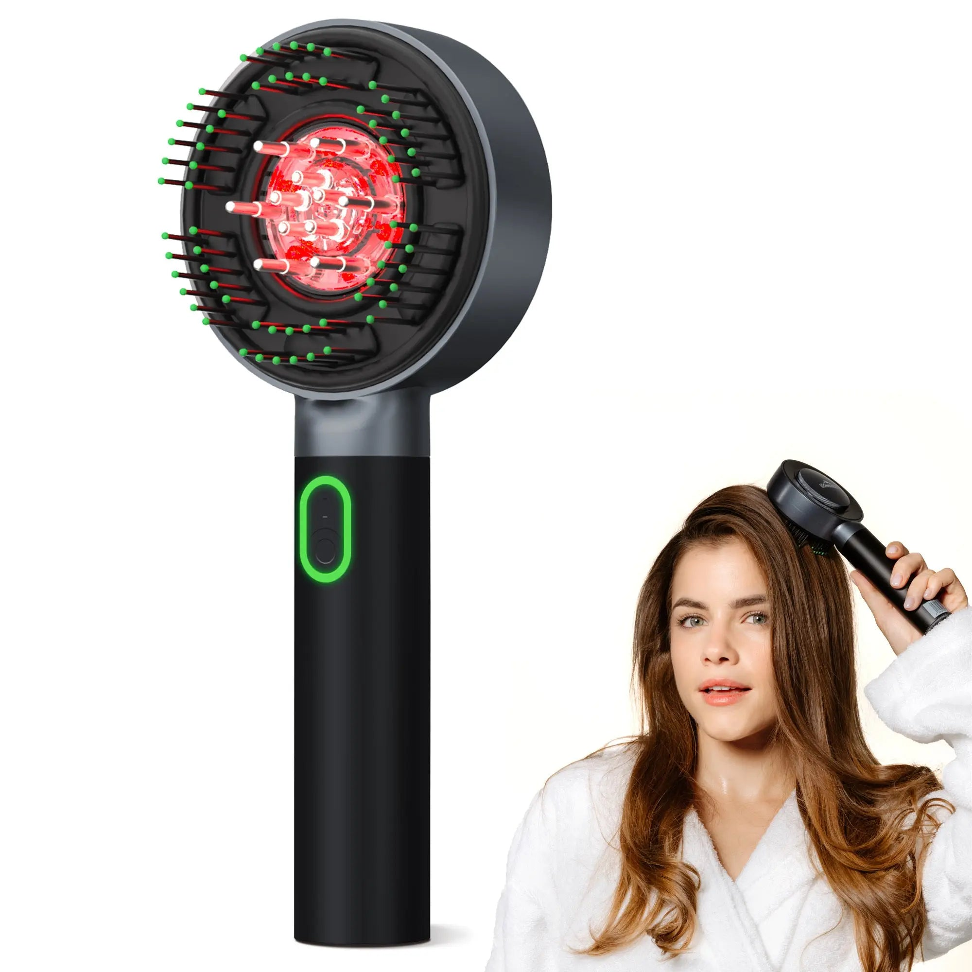 Donna che utilizza un dispositivo nero per la crescita dei capelli. Il dispositivo ha luci rosse e verdi. Indossa un accappatoio bianco.