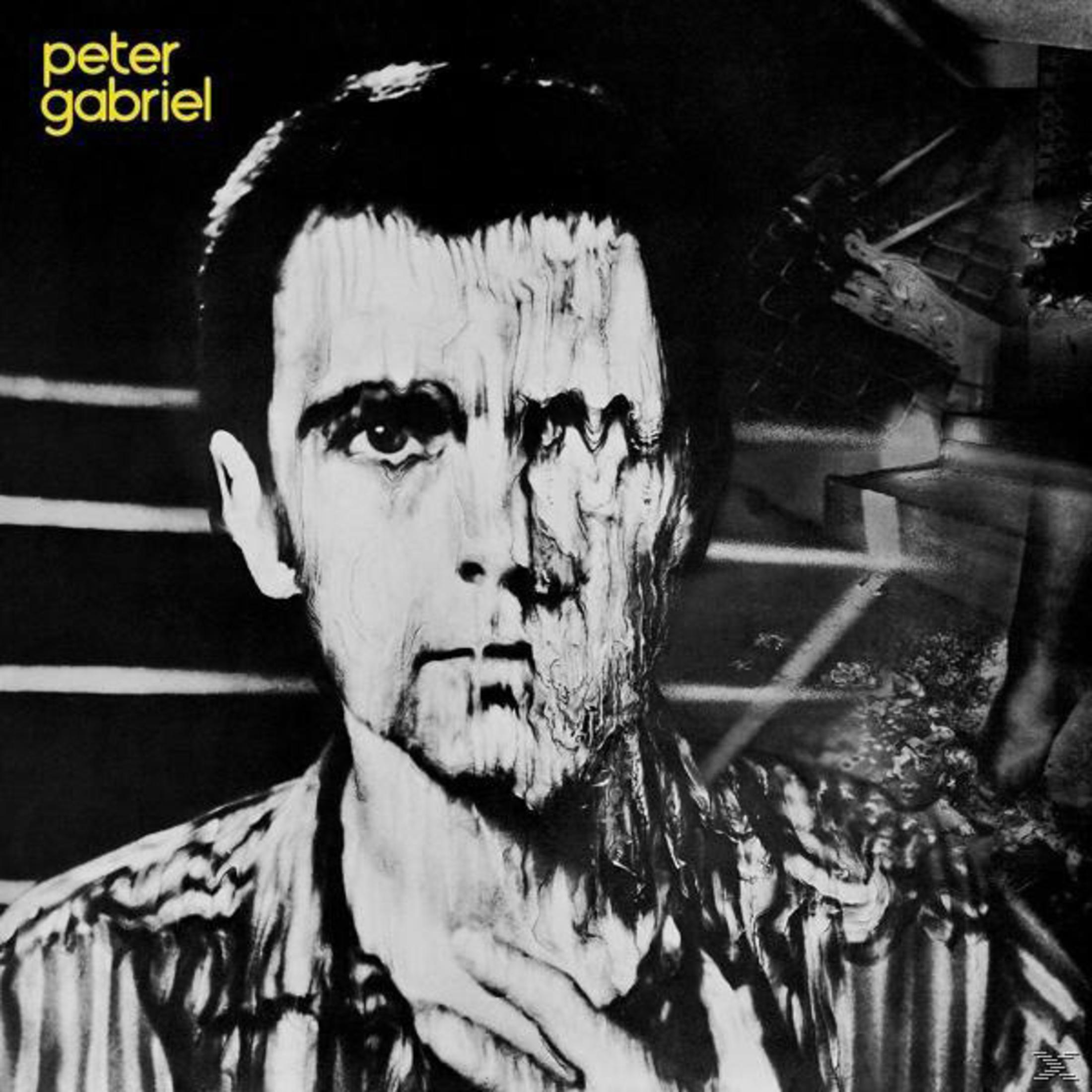 Immagine in bianco e nero del volto distorto di Peter Gabriel. Il nome è in alto a sinistra. Camicia a righe visibile.