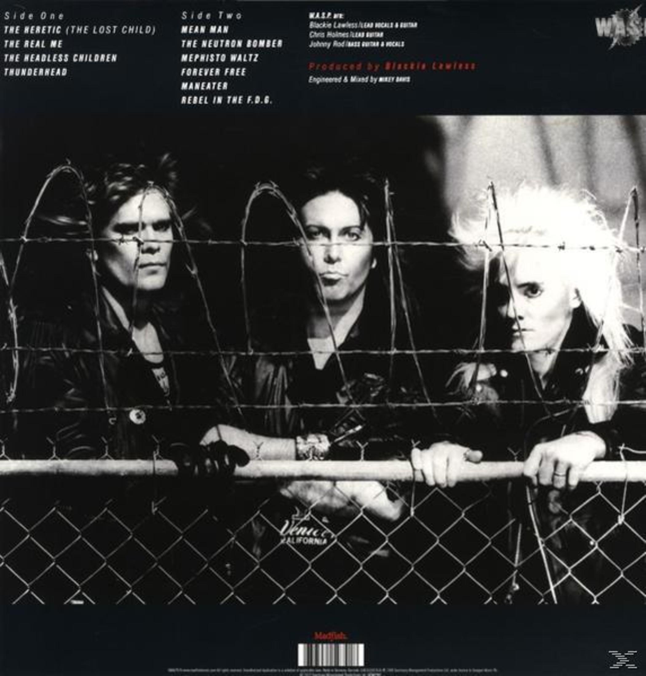 Albumcover zeigt drei Personen hinter Stacheldraht, schwarz und weiß. Text listet Songtitel und Produktionskredite auf.