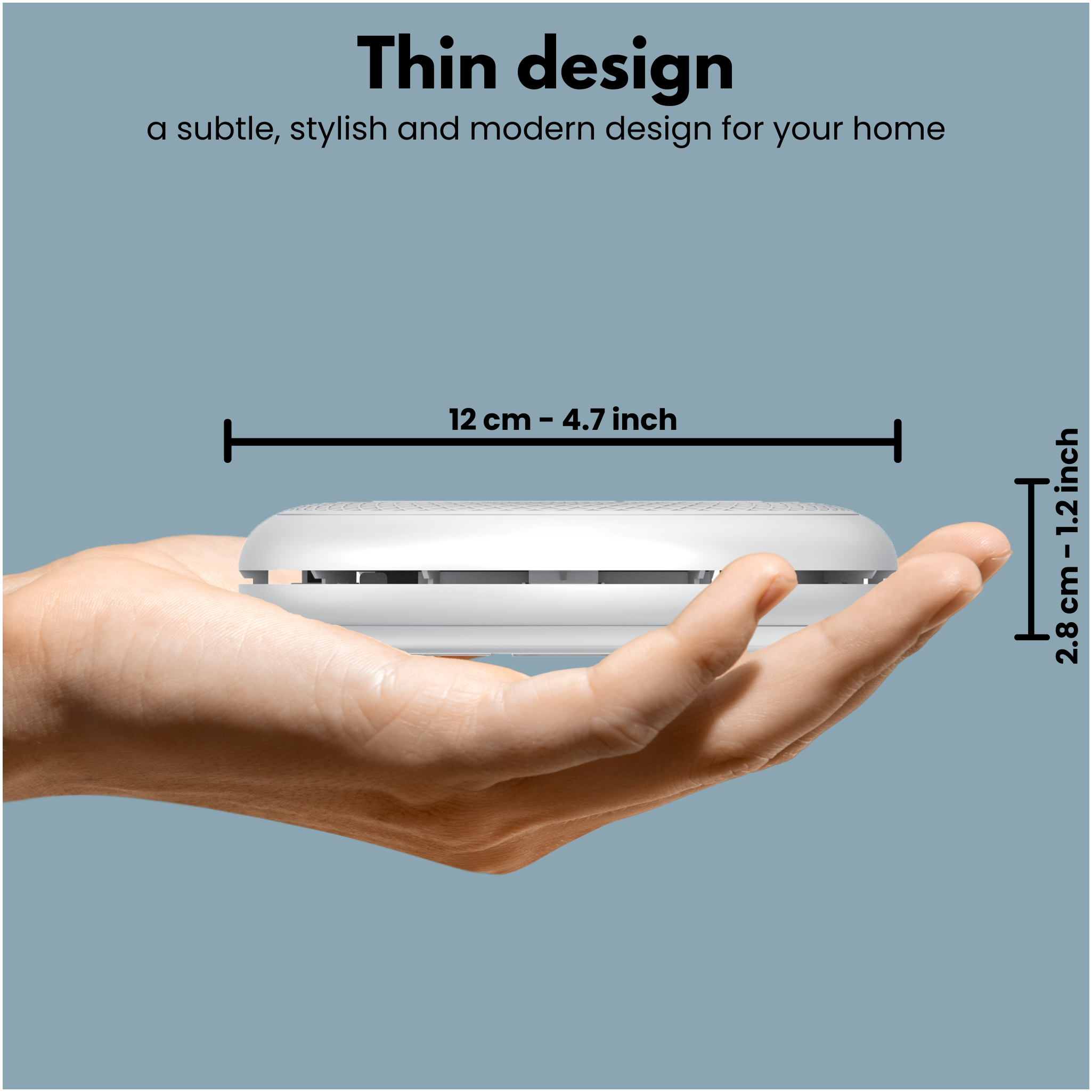 Un appareil blanc et rond est tenu dans une main. Les dimensions sont indiquées. Le texte en haut dit 'Thin design'.