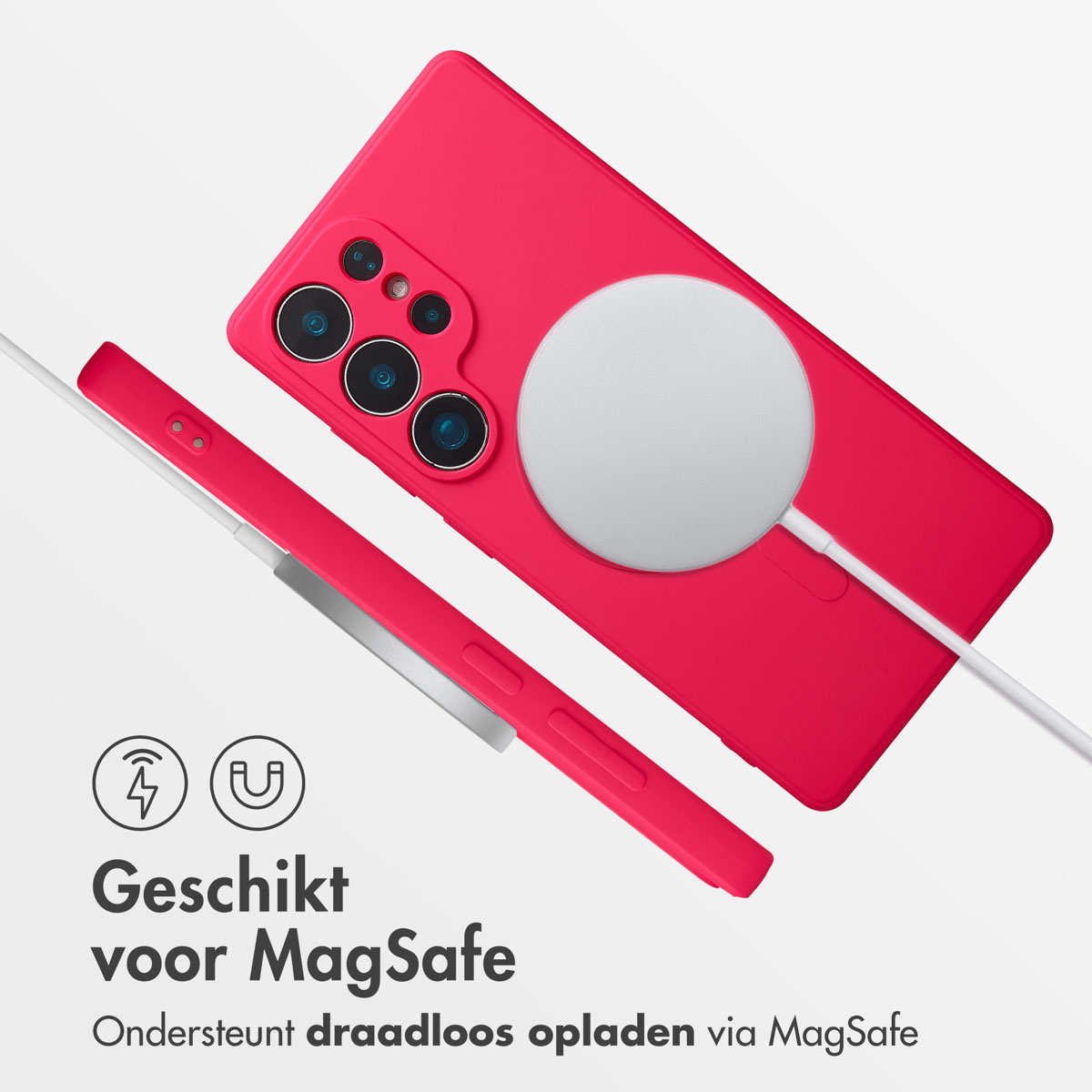 Een rode telefoon met een MagSafe-oplader en een rode telefoonhoes. De achtergrond is wit.