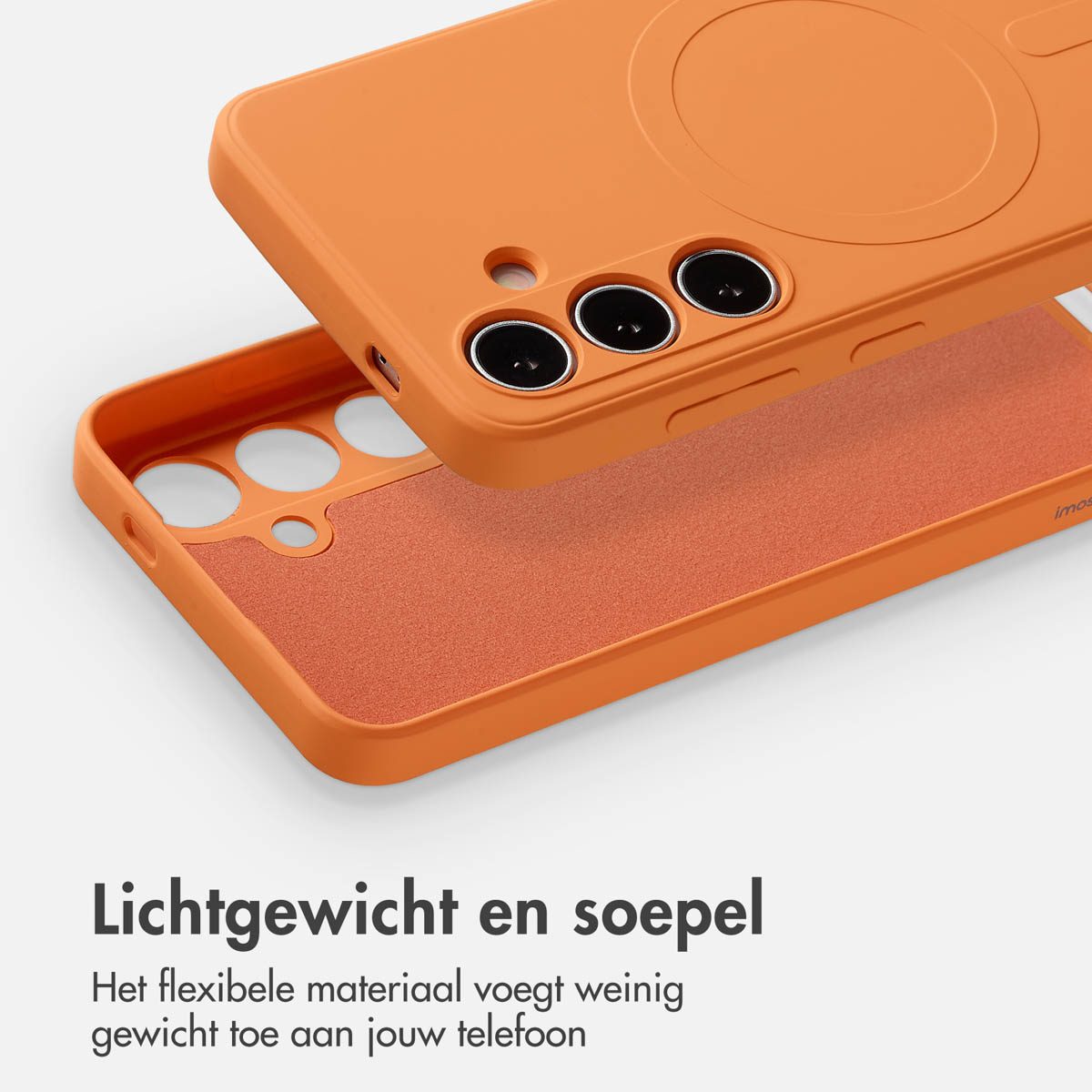 Oranje telefoonhoesje in twee delen. Eén deel toont camera-uitsparingen, het andere een cirkelvormig ontwerp. De hoes staat op een witte achtergrond.