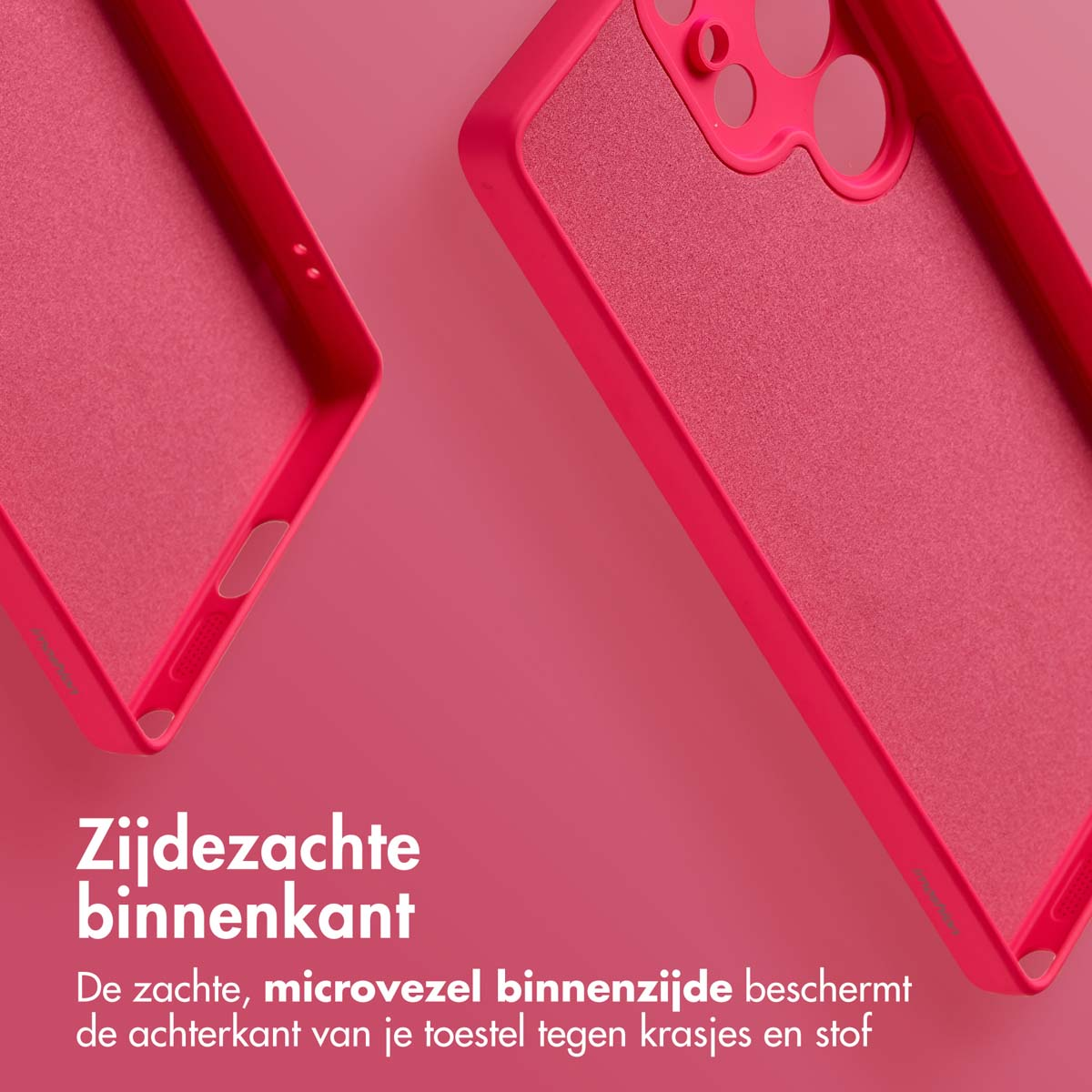 Close-up van twee roze telefoonhoesjes. De achtergrond is effen roze. Tekst in wit onderaan.