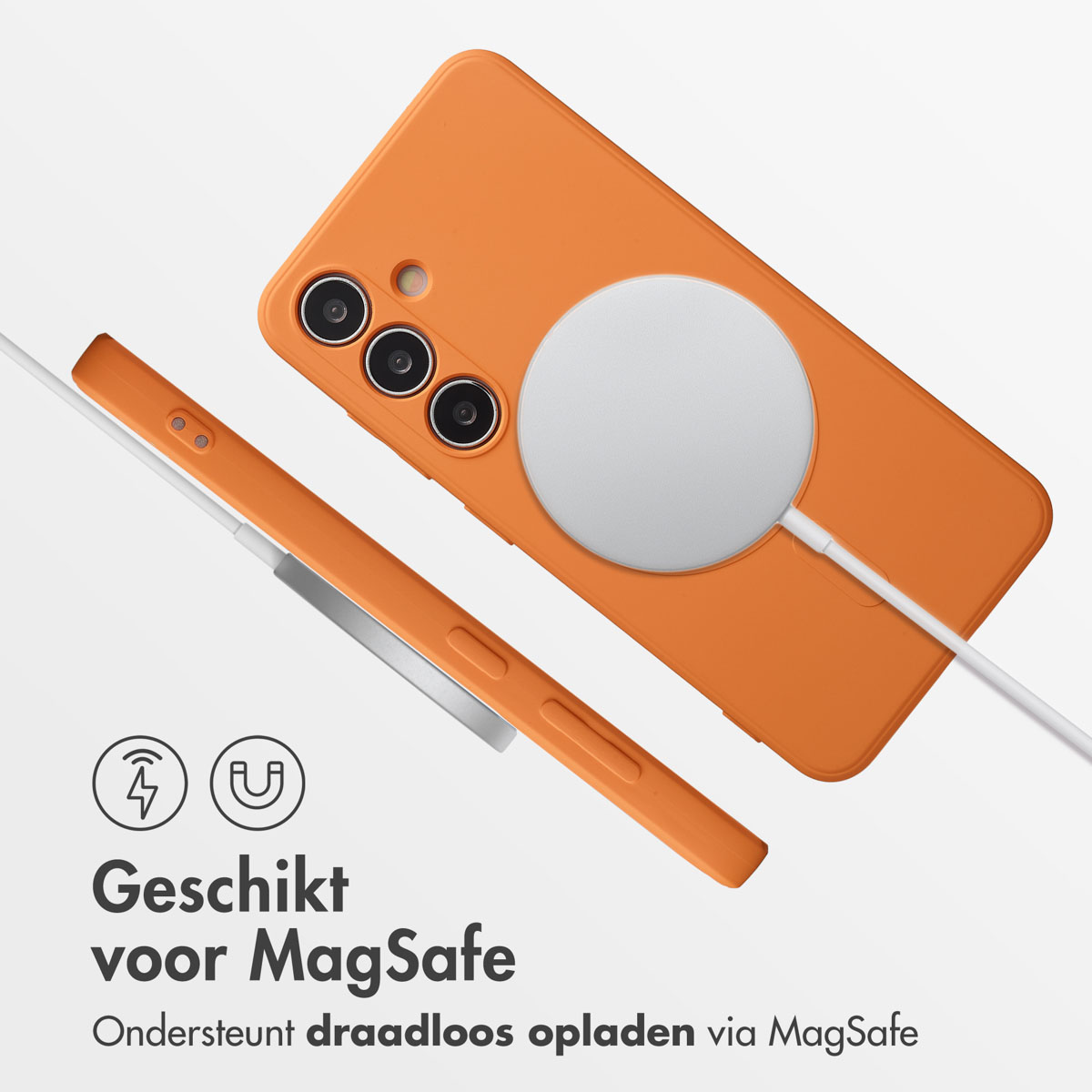 Oranje telefoonhoes met MagSafe-oplader. Witte kabel aangesloten. Tekst 'Geschikt voor MagSafe' en symbolen voor draadloos opladen.