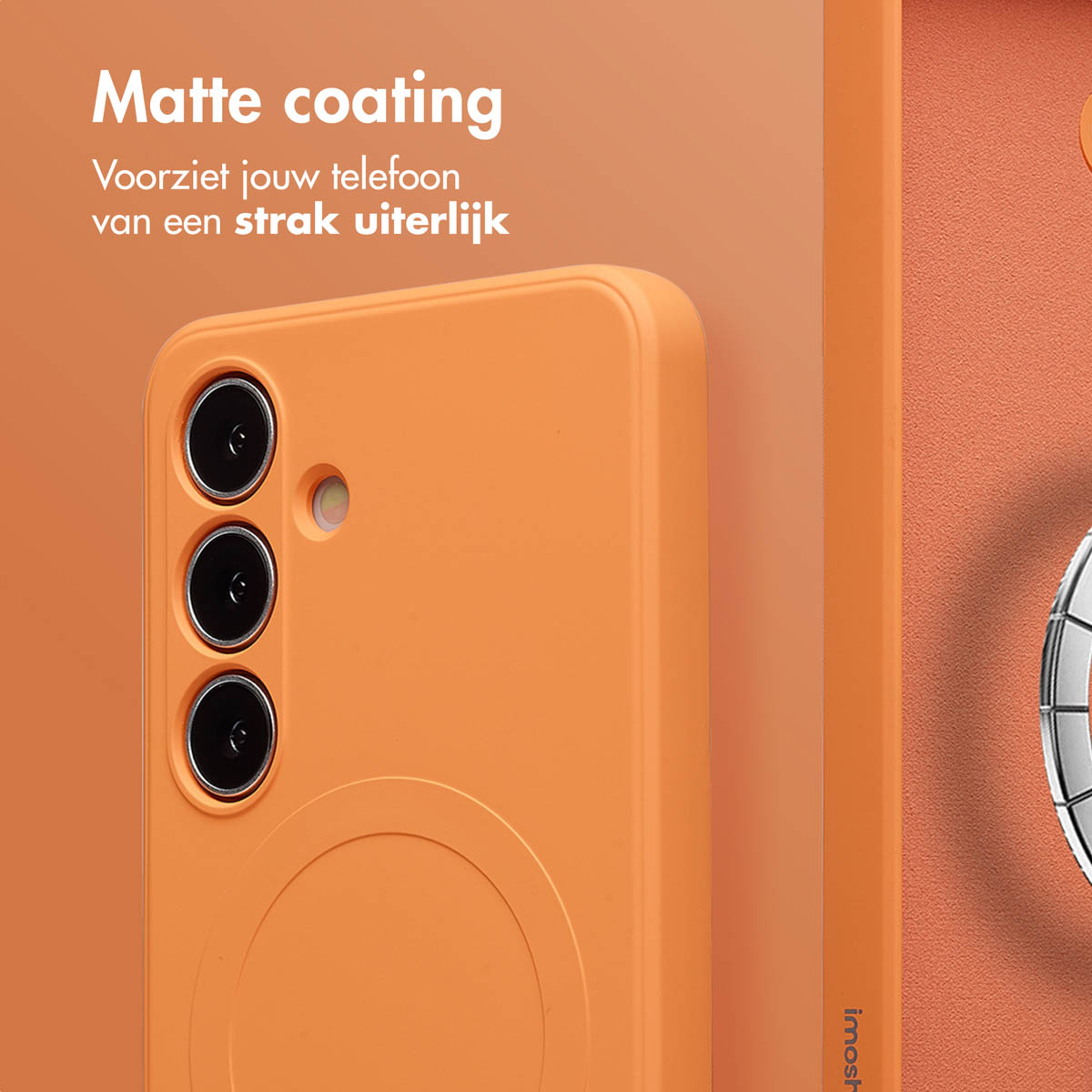 Oranje telefoonhoesje met drie cameralenzen. Tekst: 'Matte coating, geeft je telefoon een strak uiterlijk'.