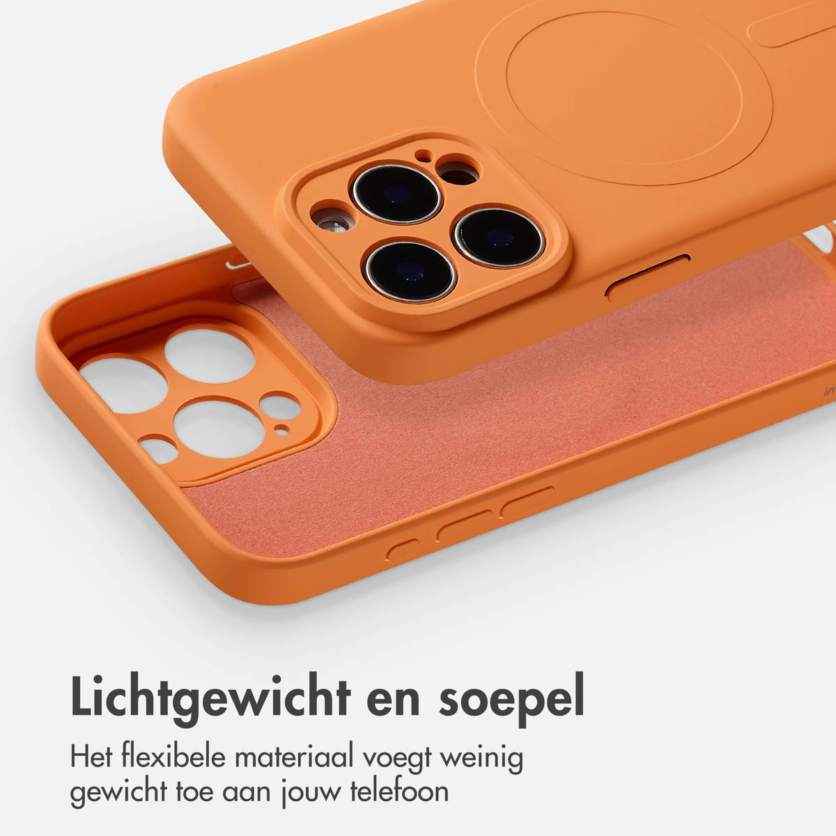 Een oranje telefoonhoesje, gedemonteerd. Toont de binnen- en buitenkant. Heeft uitsparingen voor camera en knoppen. Tekst onderaan luidt 'Lichtgewicht en soepel'.