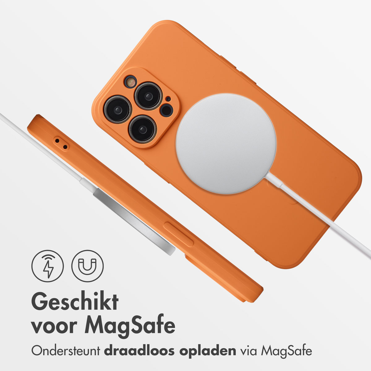 Oranje iPhone-hoesje met een witte MagSafe-oplader. Een bijpassende oranje stylus ligt ernaast. De tekst zegt dat het compatibel is met MagSafe.