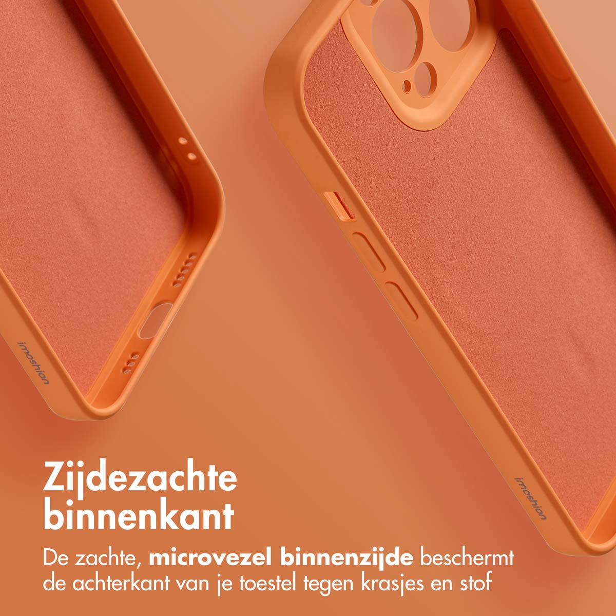 Twee oranje telefoonhoesjes met zachte binnenkant op een oranje achtergrond. Tekst: 'Zachte binnenkant beschermt de achterkant tegen krassen.'