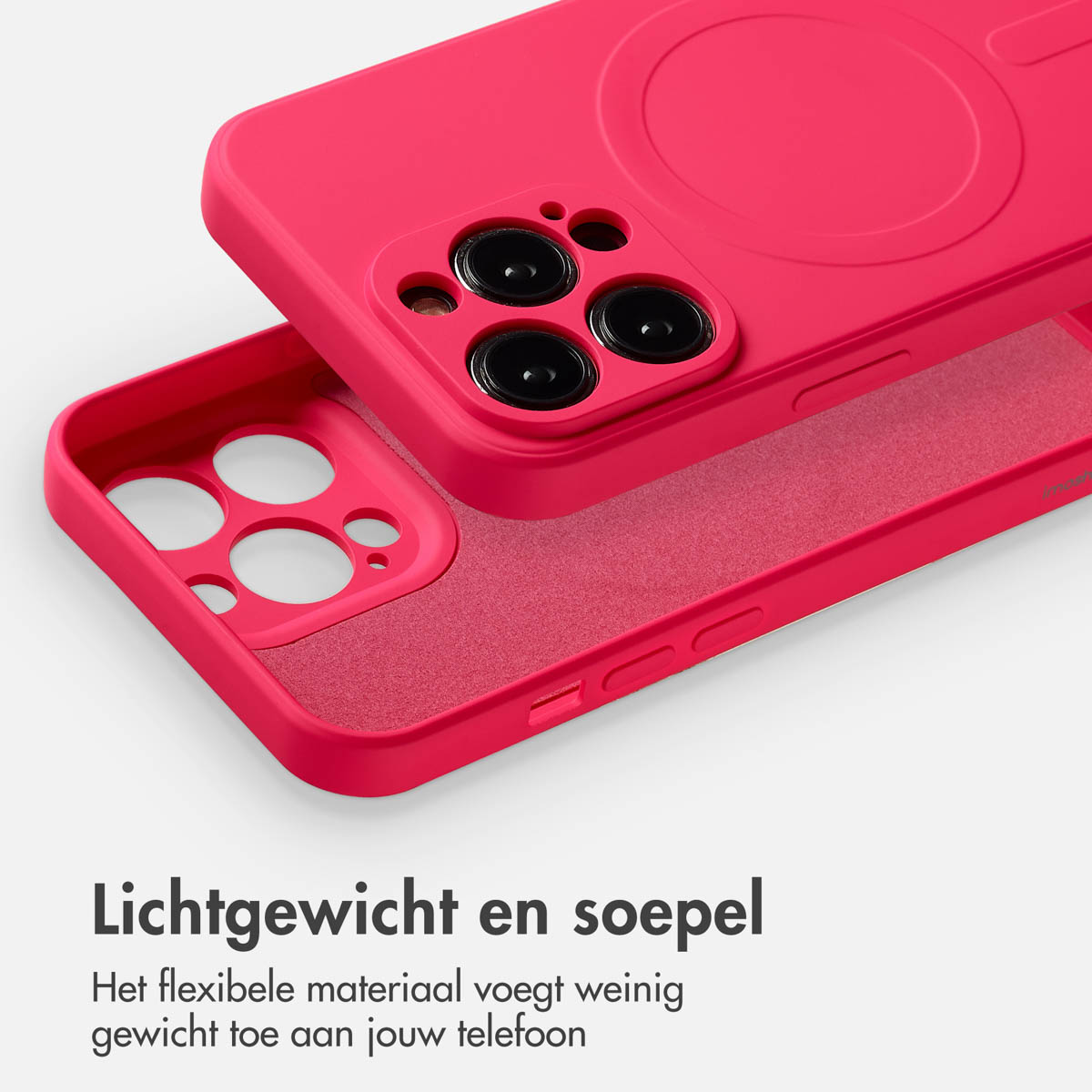 Felroze telefoonhoesje met drie camera-uitsparingen en een cirkelvormig ontwerp. Een deel van de hoes is open.