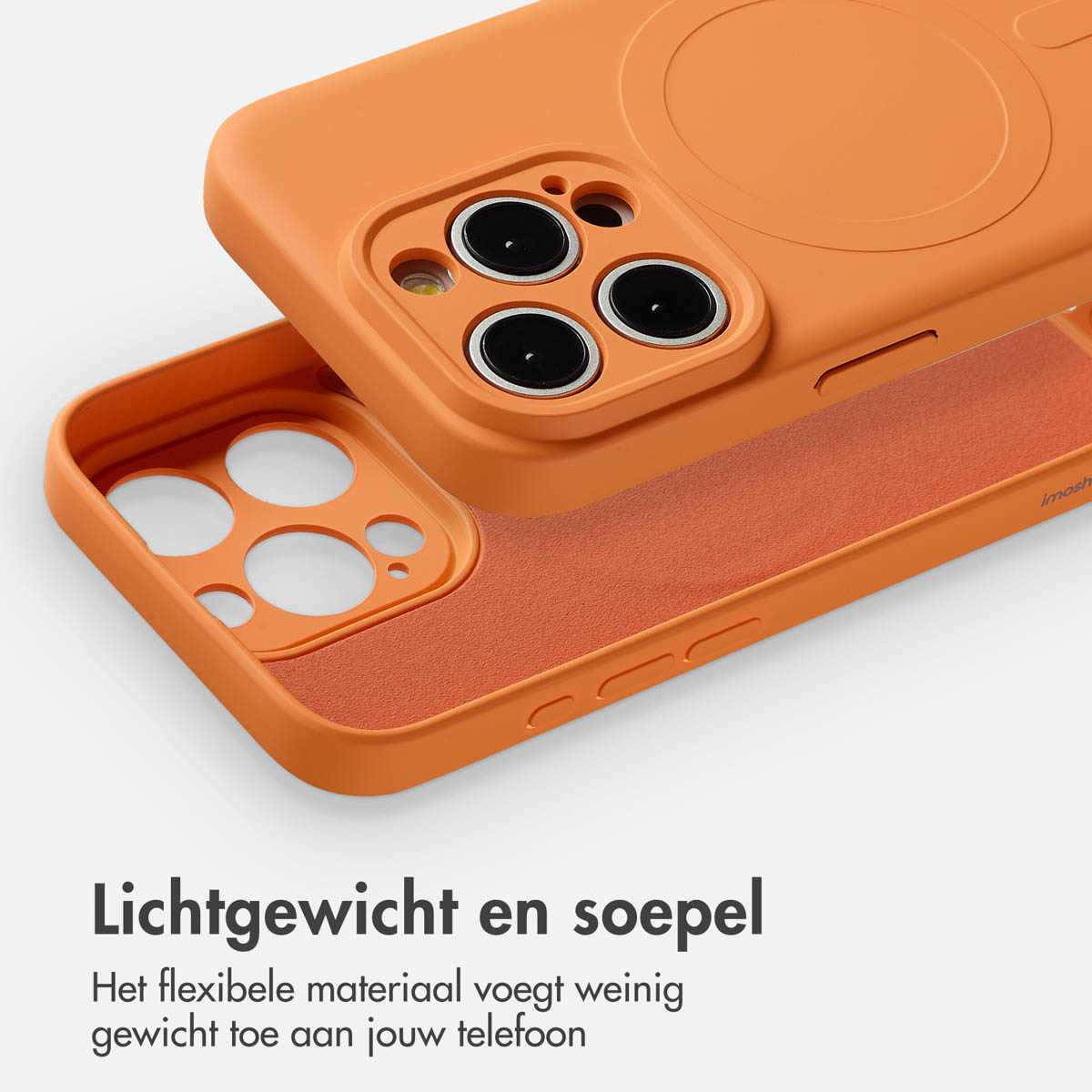 Oranje telefoonhoes, gedeeltelijk open. Camera-uitsparingen zichtbaar. Tekst hieronder: Lichtgewicht en soepel. Flexibel materiaal.
