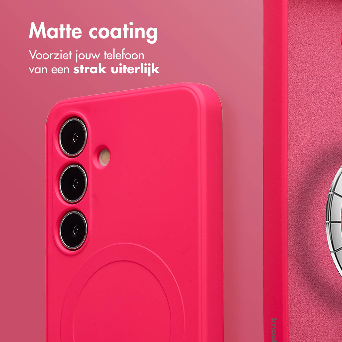 Een roze telefoonhoesje met drie cameralaten wordt getoond. Boven staat 'Matte coating'.