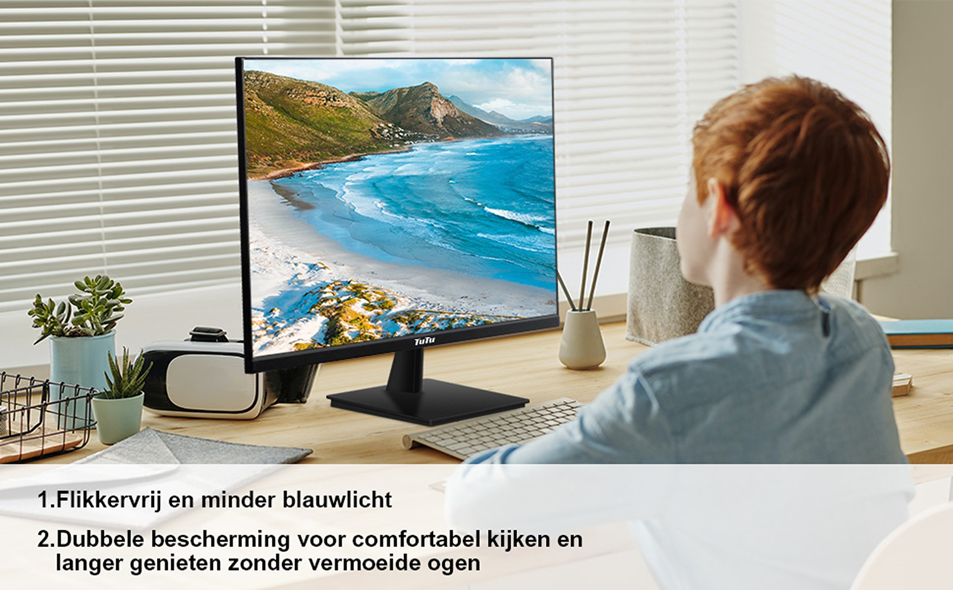 Eine Person sitzt an einem Schreibtisch und betrachtet einen Monitor mit einer Strandszene. Verschiedene Gegenstände wie Pflanzen und ein VR-Headset sind vorhanden.