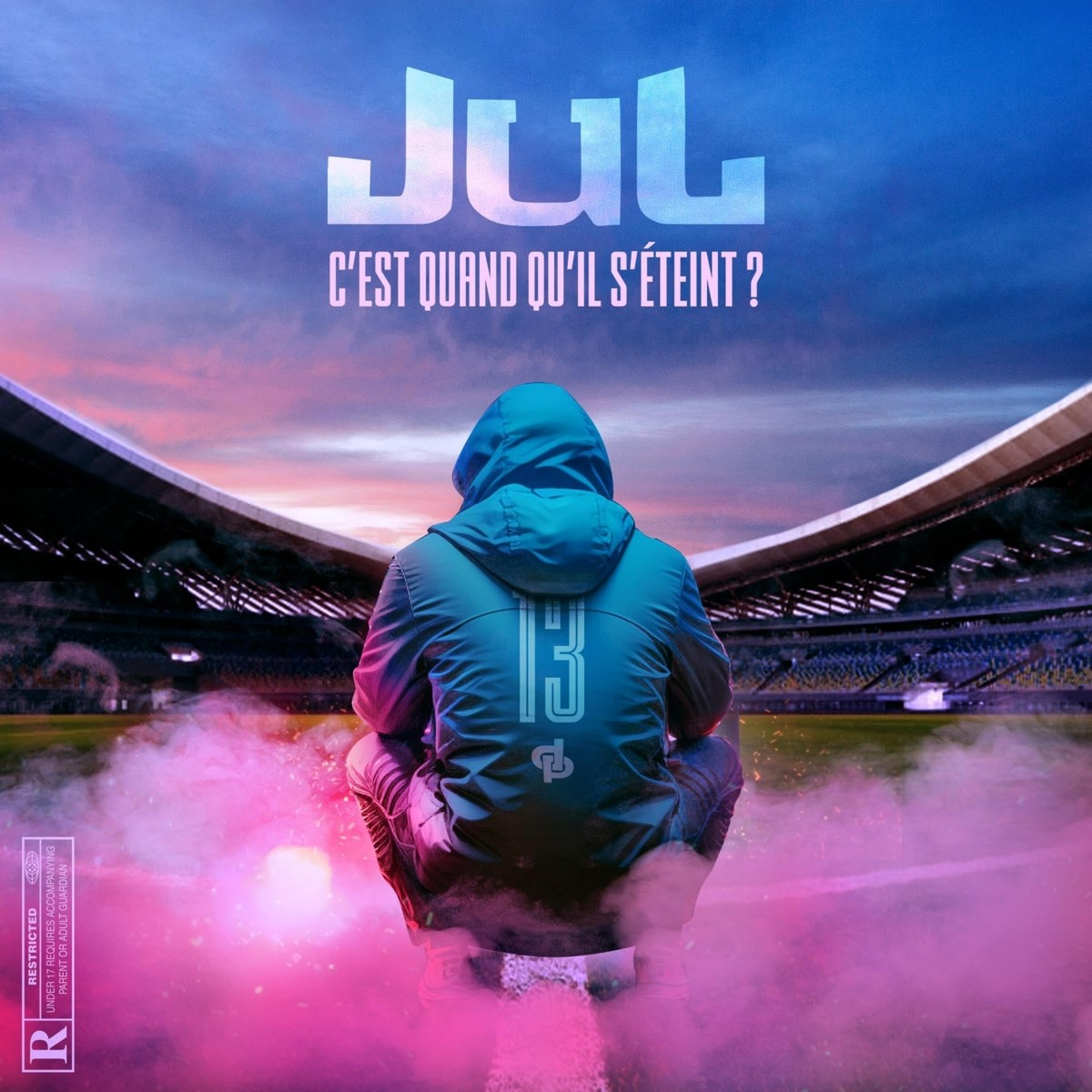 Una persona con una giacca blu con '13' è seduta di fronte a uno stadio. Fumo rosa. Il testo dice 'JUL' e 'C'est quand qu'il s'éteint?'