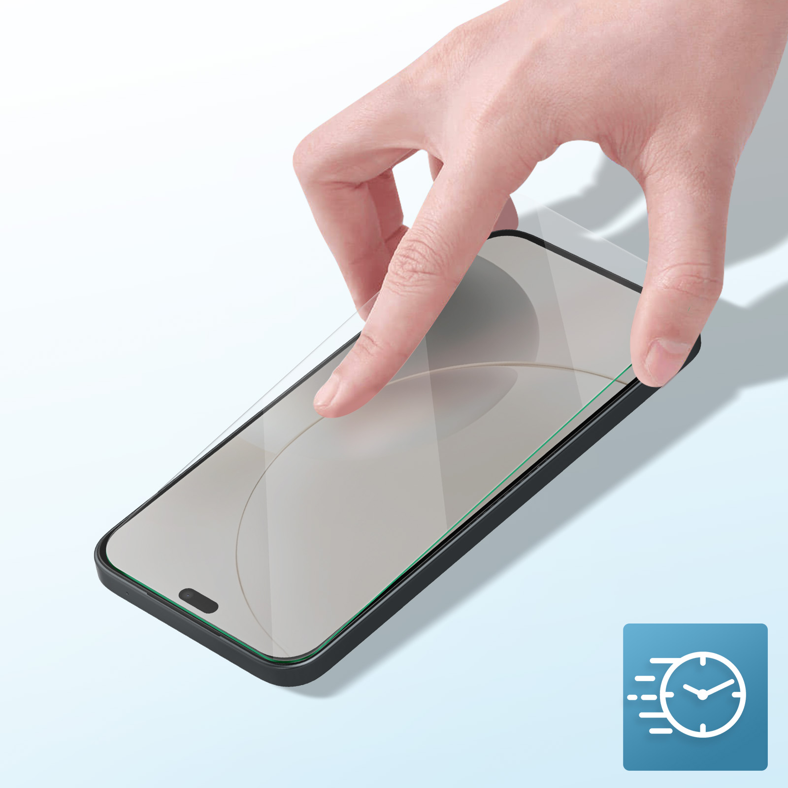 Una mano applica una protezione per lo schermo a uno smartphone. Il telefono è nero, la protezione è trasparente.
