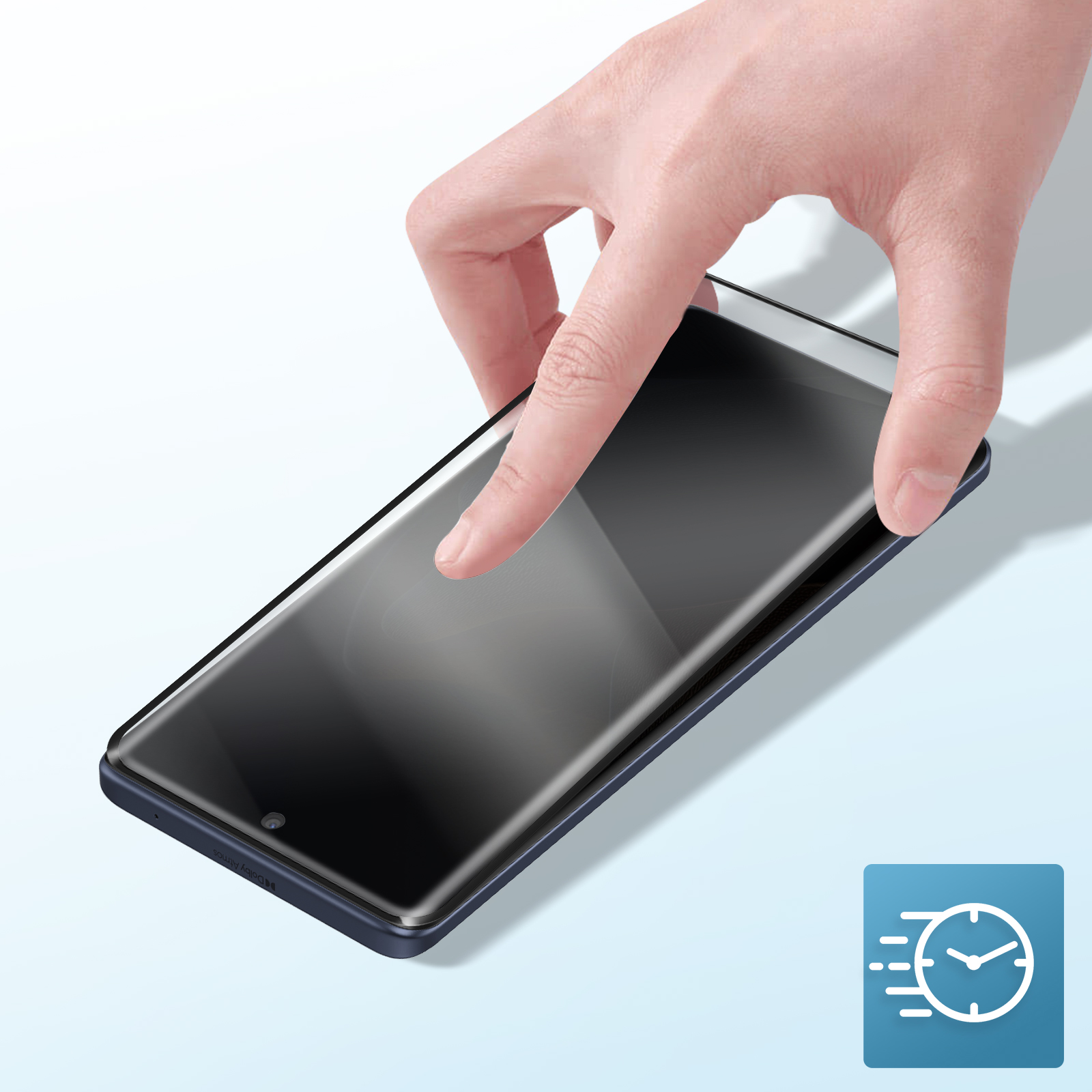 Una mano posiziona una protezione per lo schermo su uno smartphone. Il telefono è nero con cornice blu. Icona tempo veloce.