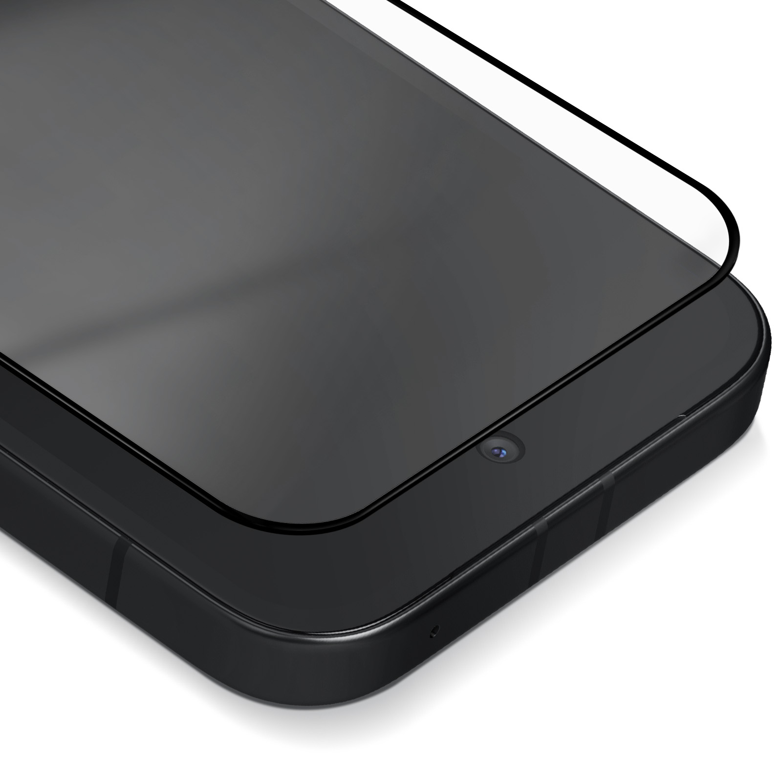 Primo piano di uno smartphone nero con protezione schermo. Il telefono è angolato, mostrando lo schermo, la fotocamera e i bordi.