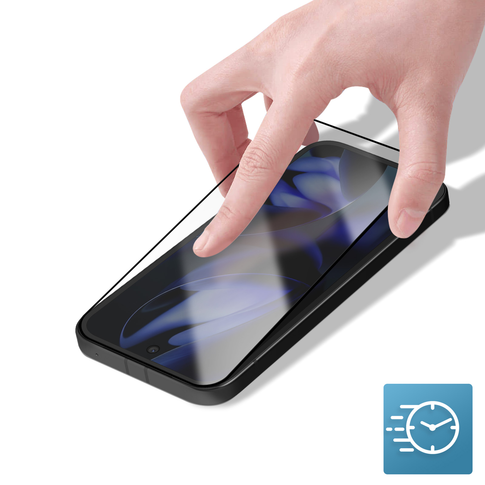 Mano che applica una protezione schermo su un telefono nero. Sfondo bianco. Icona blu con orologio e linee di velocità.