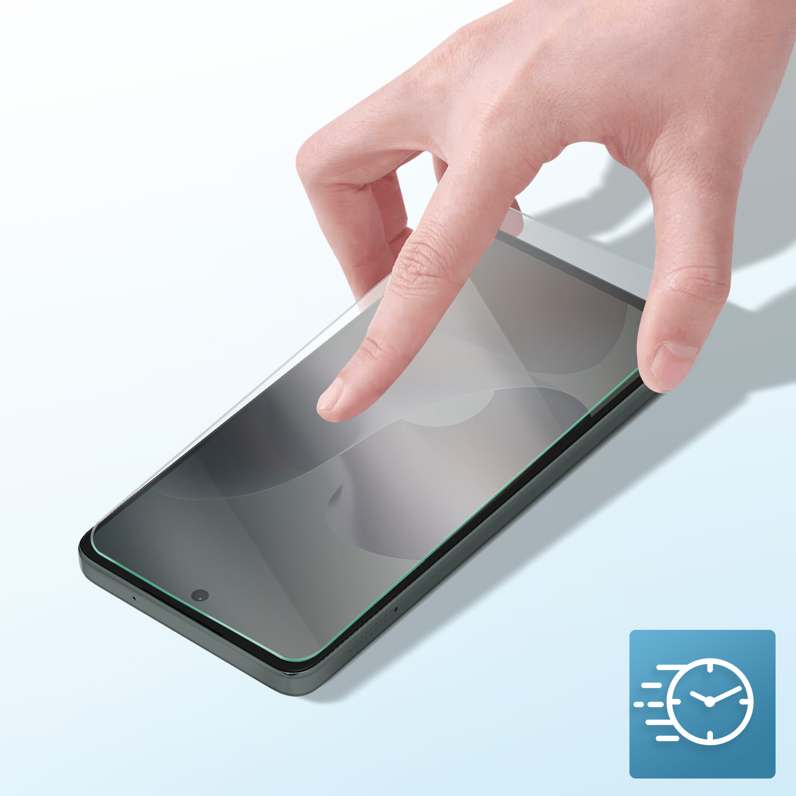 Una mano che applica una protezione per lo schermo su uno smartphone. Il telefono è nero, lo sfondo è azzurro e c'è un'icona dell'orologio.