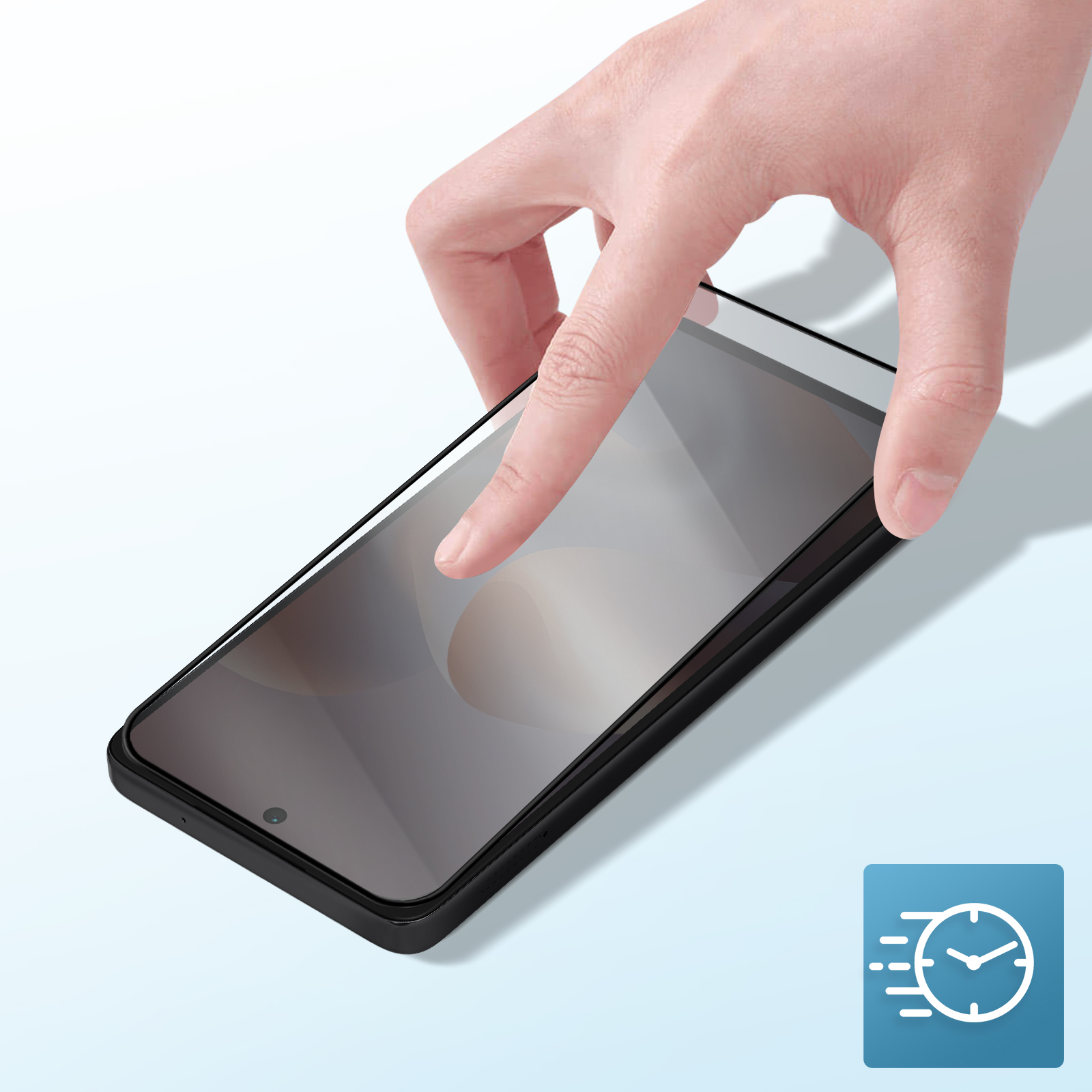 Una mano tocca lo schermo di uno smartphone. Il telefono è nero, con schermo protettivo, su sfondo azzurro.