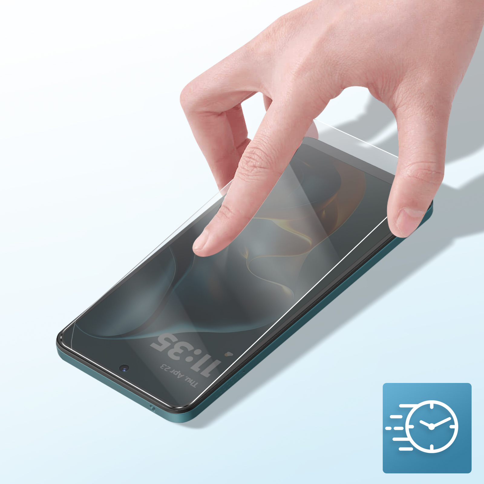 Une main pose un protecteur d'écran sur un téléphone vert. L'écran affiche l'heure. Une icône d'horloge est à droite.