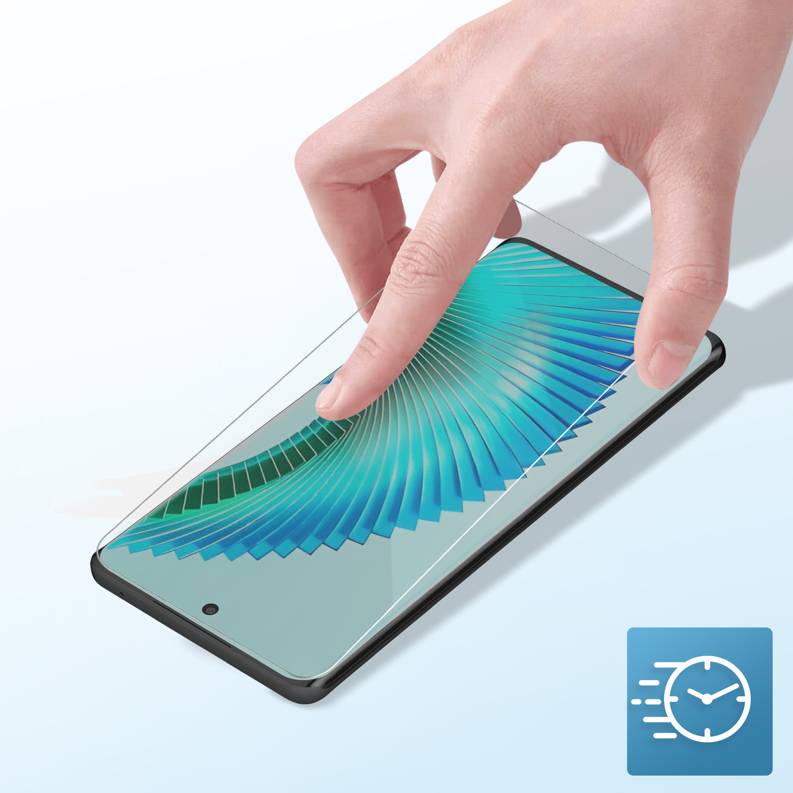 Una mano applica una protezione schermo a uno smartphone. Lo schermo mostra un design astratto blu e verde.