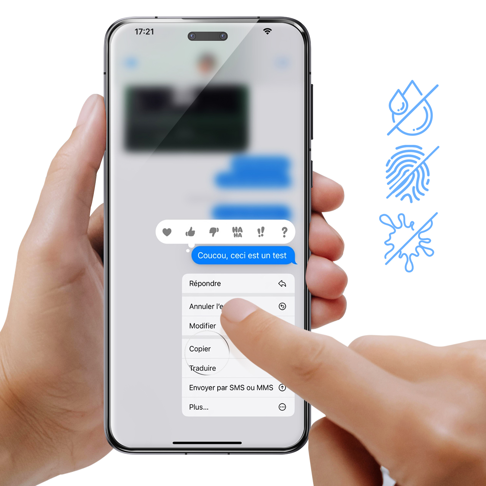 Mano che tiene un telefono con un messaggio di testo. Un dito seleziona l'opzione 'copia'.