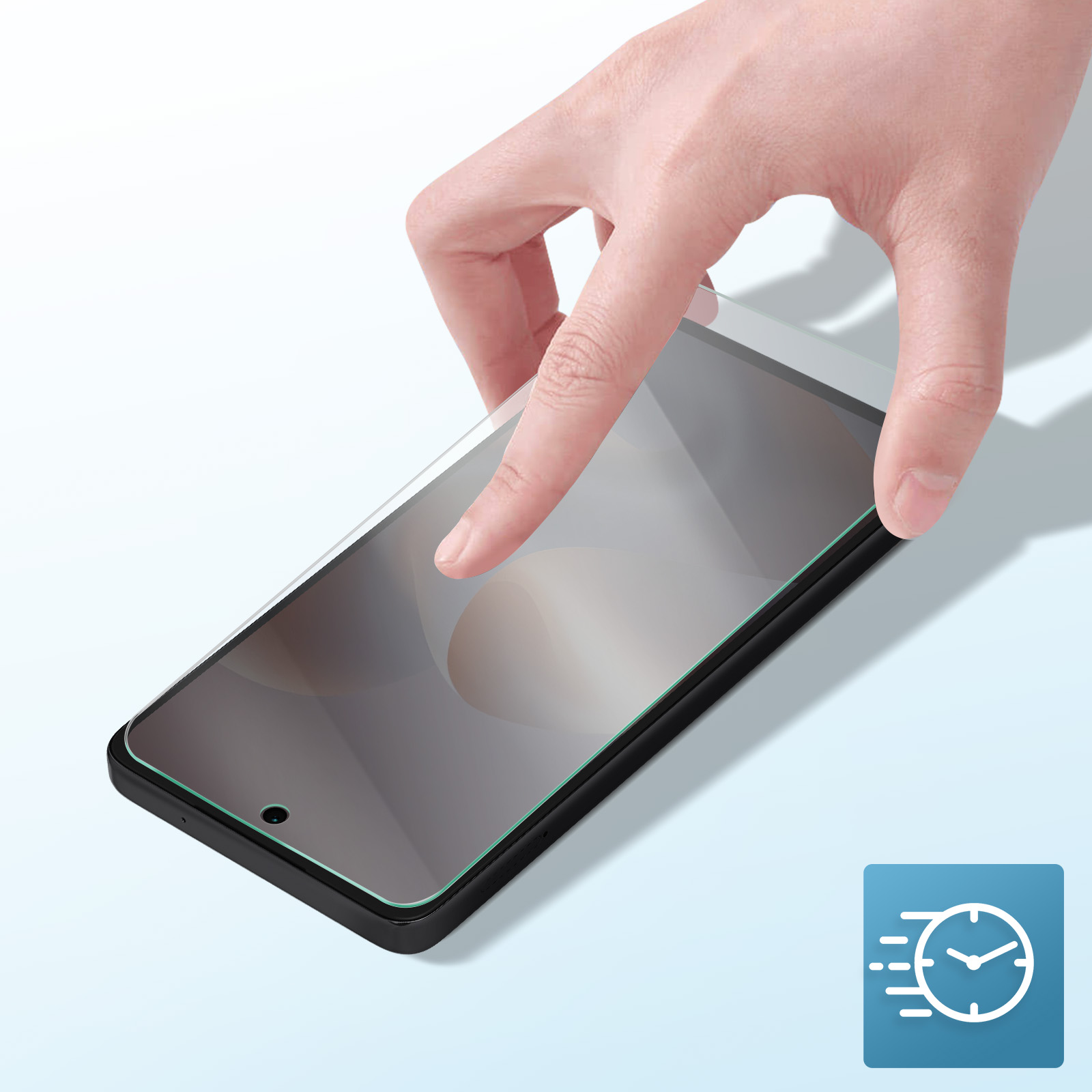 Mano applica protezione schermo su smartphone nero. Protezione trasparente, sfondo azzurro.