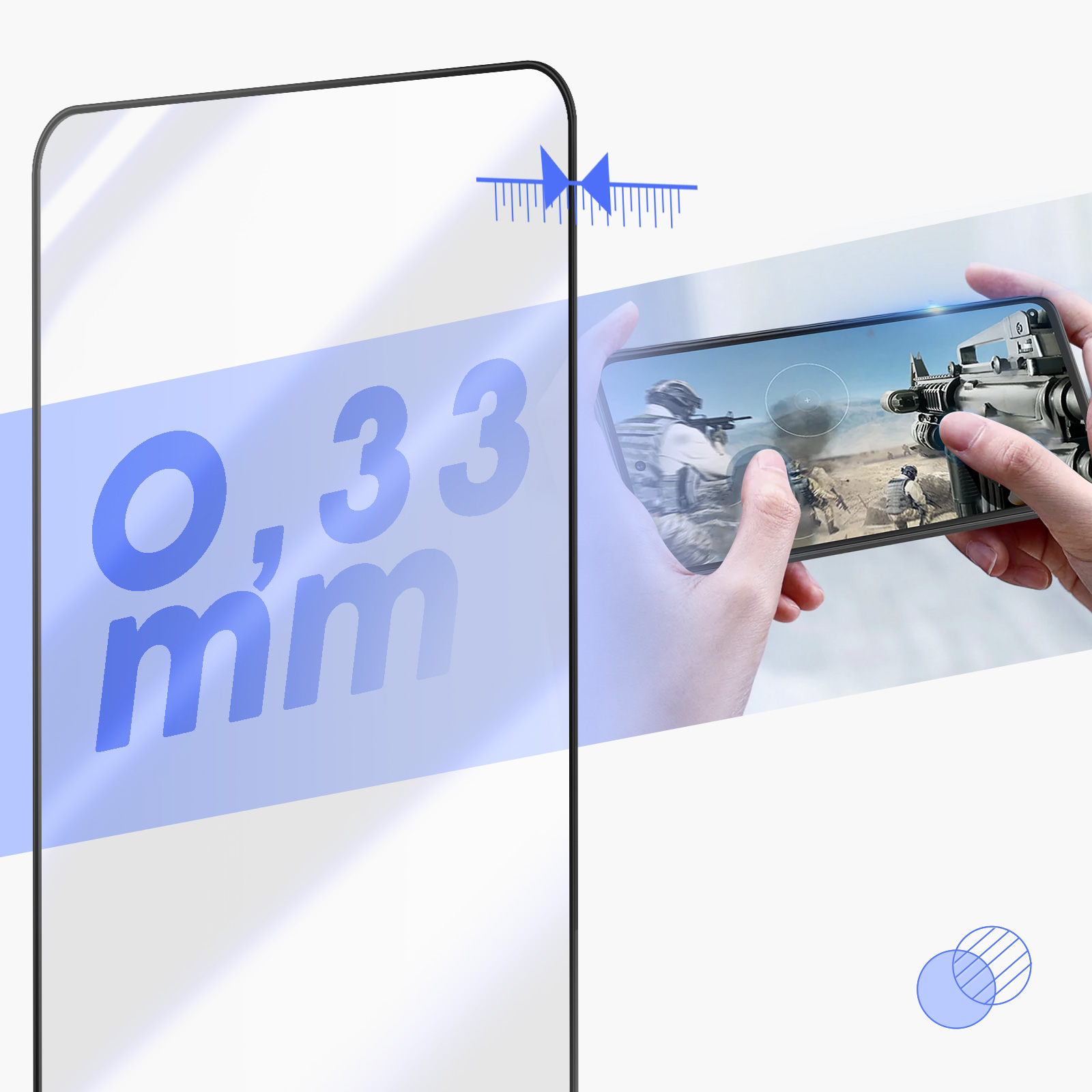 Een telefoon die een oorlogsspel speelt, wordt in de hand gehouden. De schermbeschermer toont '0,33 mm'. Lichtblauwe en witte achtergrond.