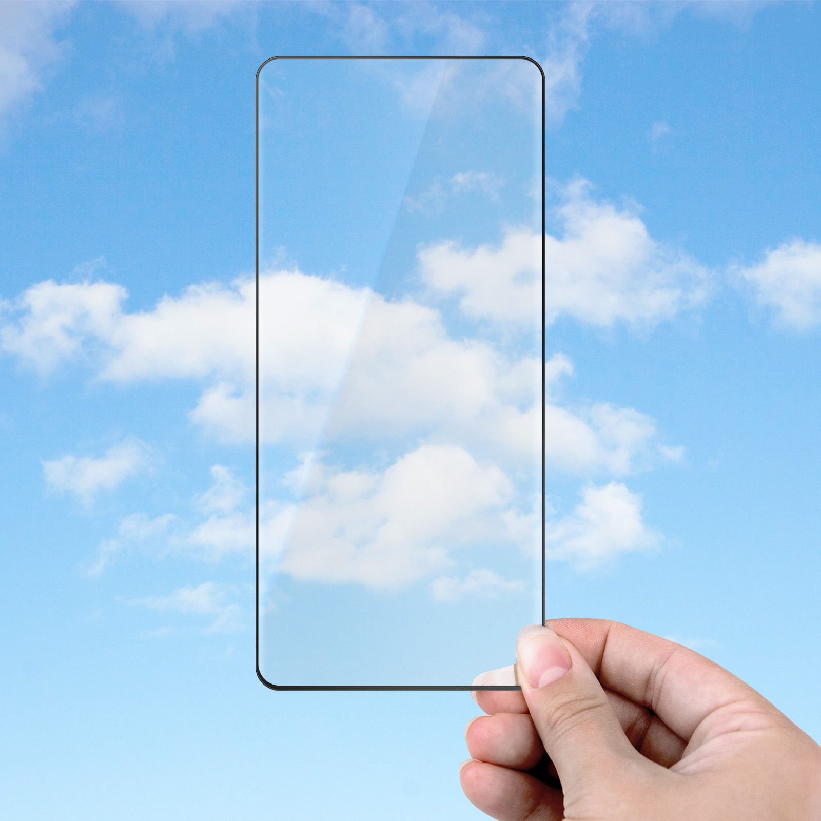 Een hand houdt een rechthoekig glazen scherm vast tegen een blauwe lucht met witte wolken. Het scherm is helder met zwarte randen.