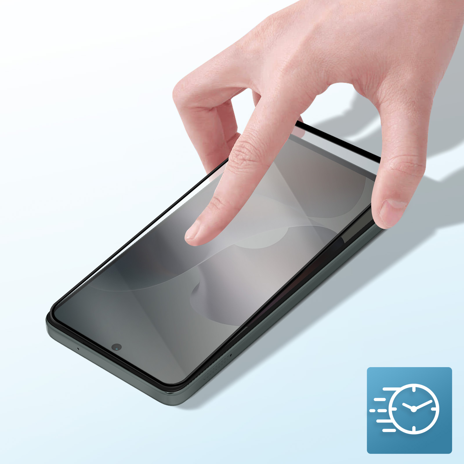 Una mano tocca lo schermo di un telefono. Il telefono è nero, con una protezione per lo schermo applicata. Icona di un orologio con linee di velocità.