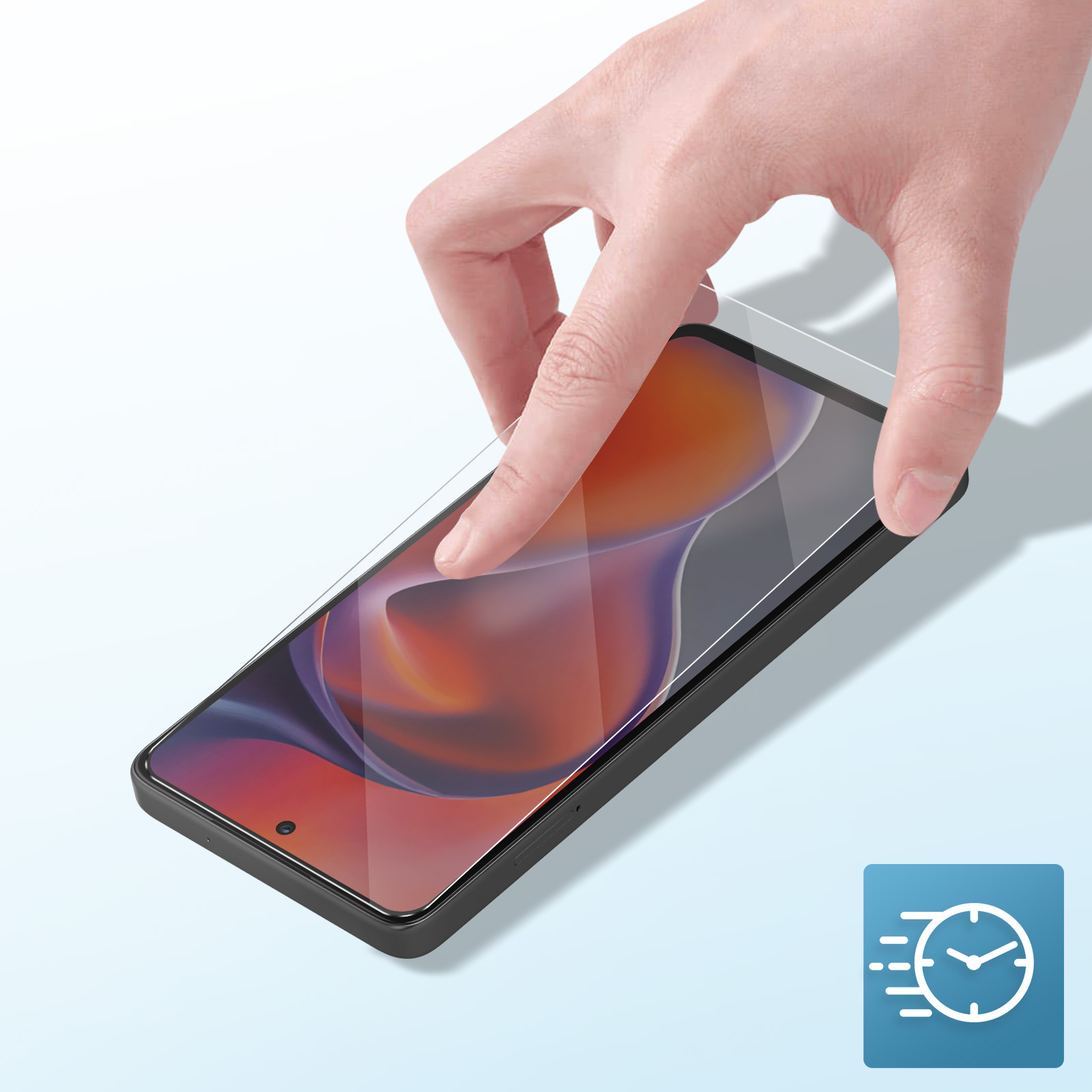 Hand plaatst schermbeschermer op zwarte smartphone. Kleurrijke achtergrond. Blauwe achtergrond met klok-icoon.