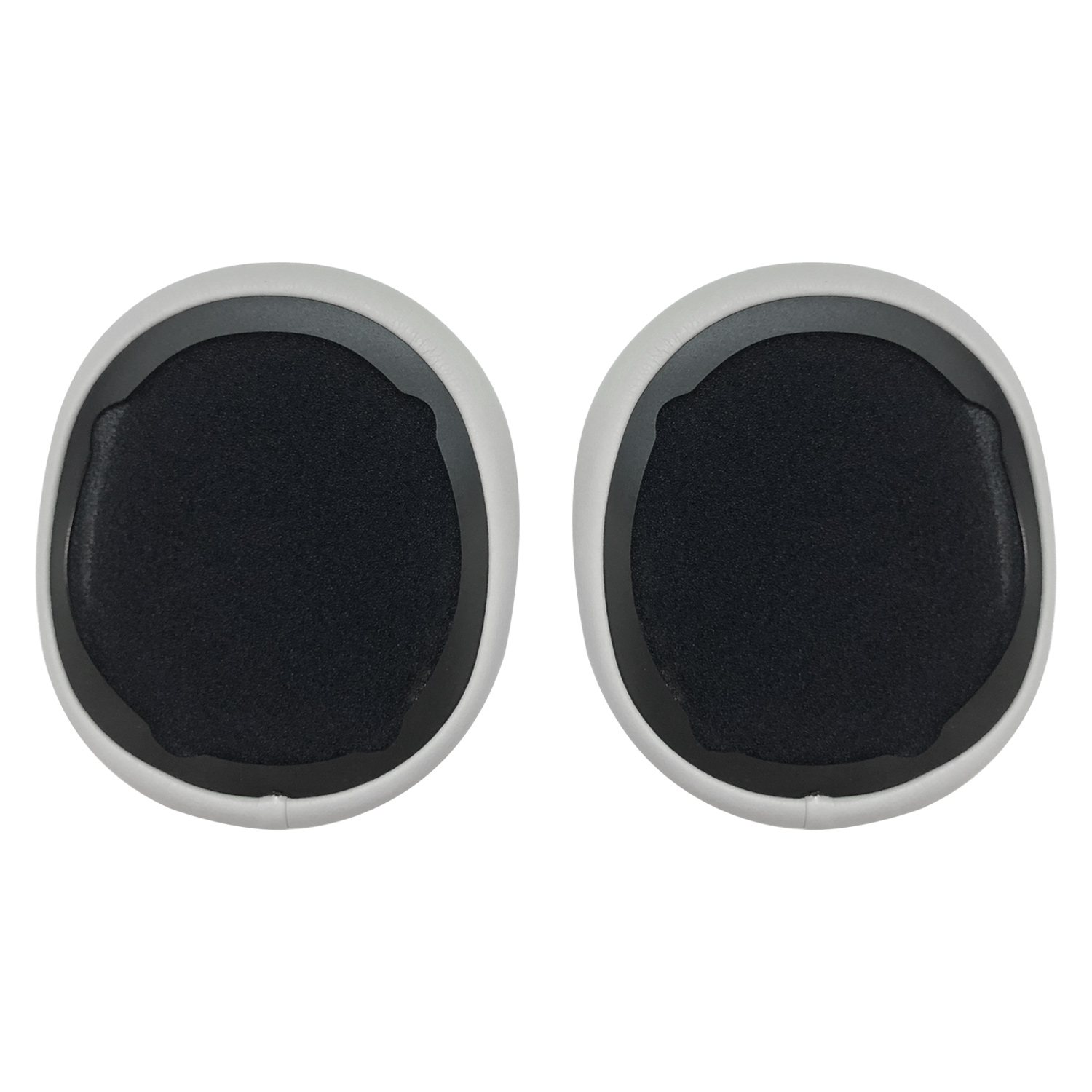 Dwie okrągłe poduszki na uszy z ciemnoszarym wnętrzem i białym zewnętrznym obramowaniem na białym tle.