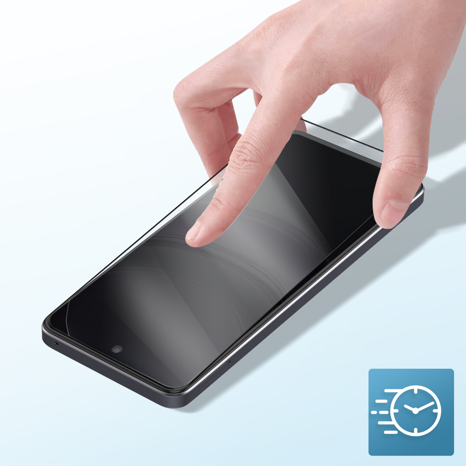 Mano che tocca uno smartphone nero. Lo schermo ha una protezione. Un'icona blu dell'orologio nell'angolo.
