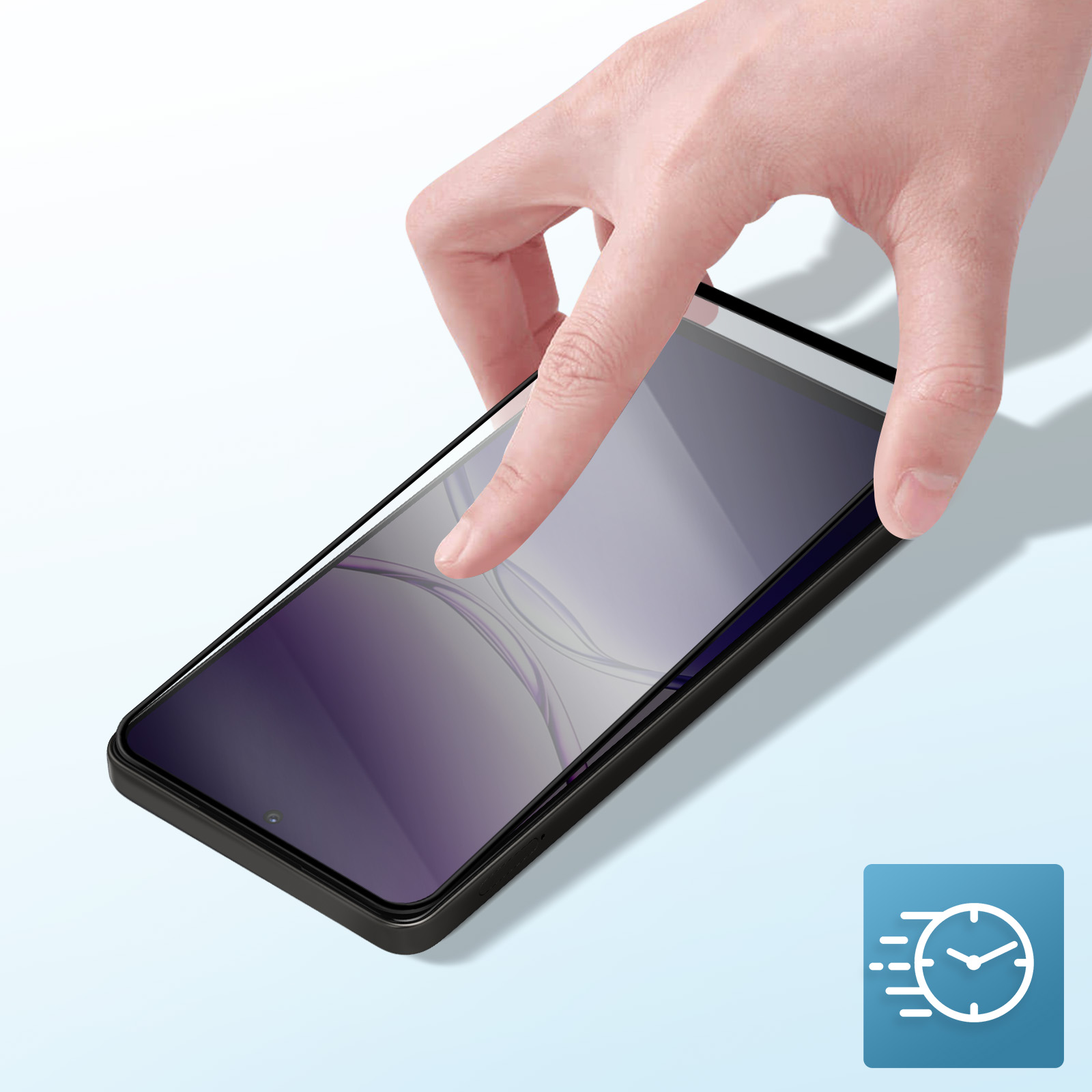 Una mano tocca lo schermo di uno smartphone con uno strato protettivo. Il telefono è nero. Un'icona dell'orologio è nell'angolo.