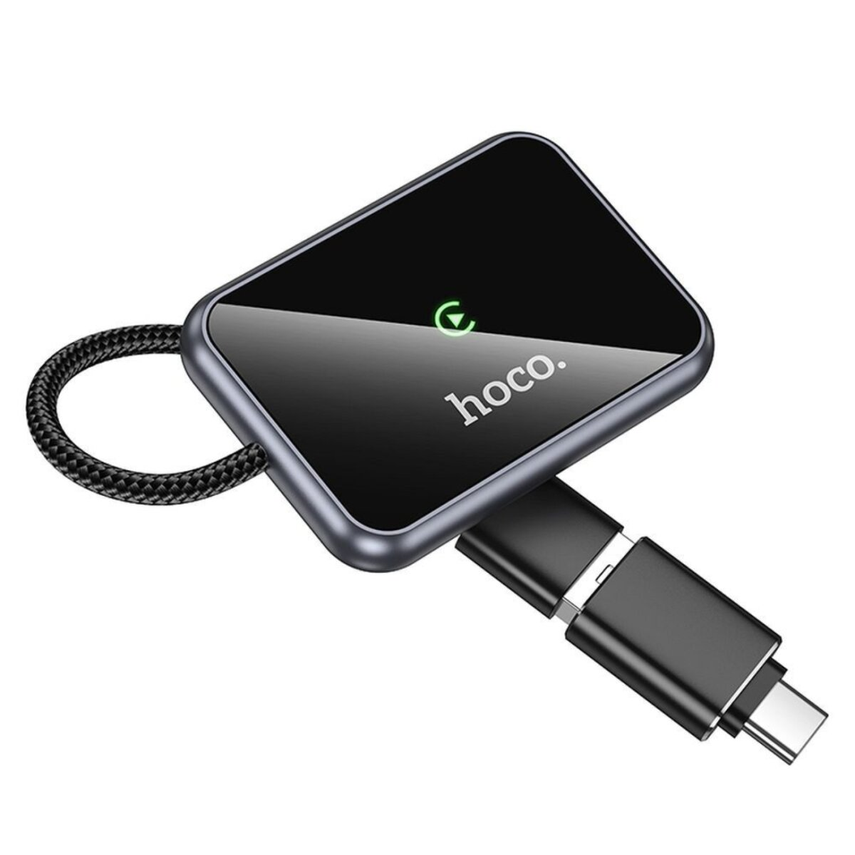 Un adaptador Hoco negro con cable trenzado y conector USB-C. Tiene un indicador de encendido verde y fondo blanco.