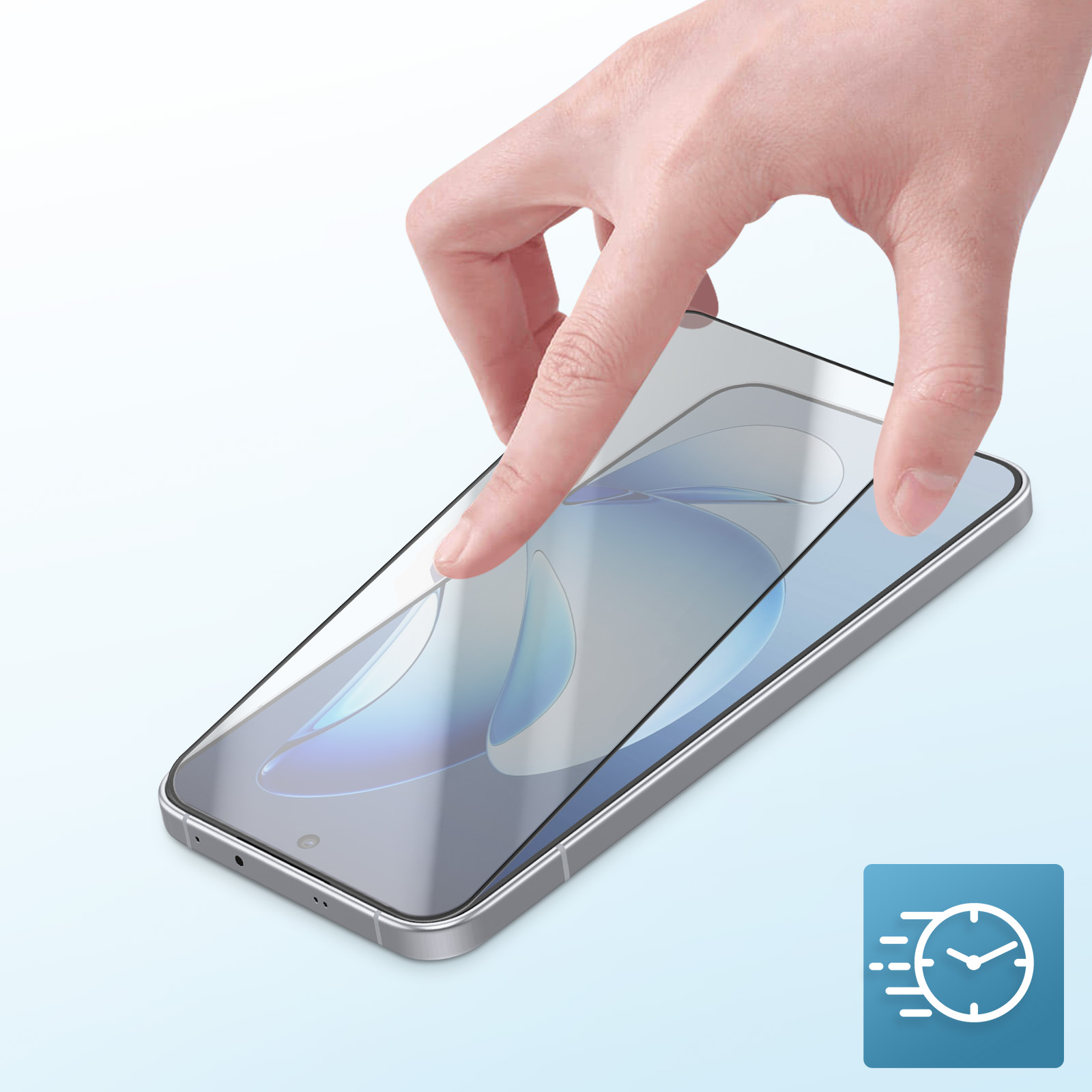 Una mano applica una protezione per lo schermo a uno smartphone. La scena è su sfondo azzurro chiaro, con un'icona di velocità nell'angolo.
