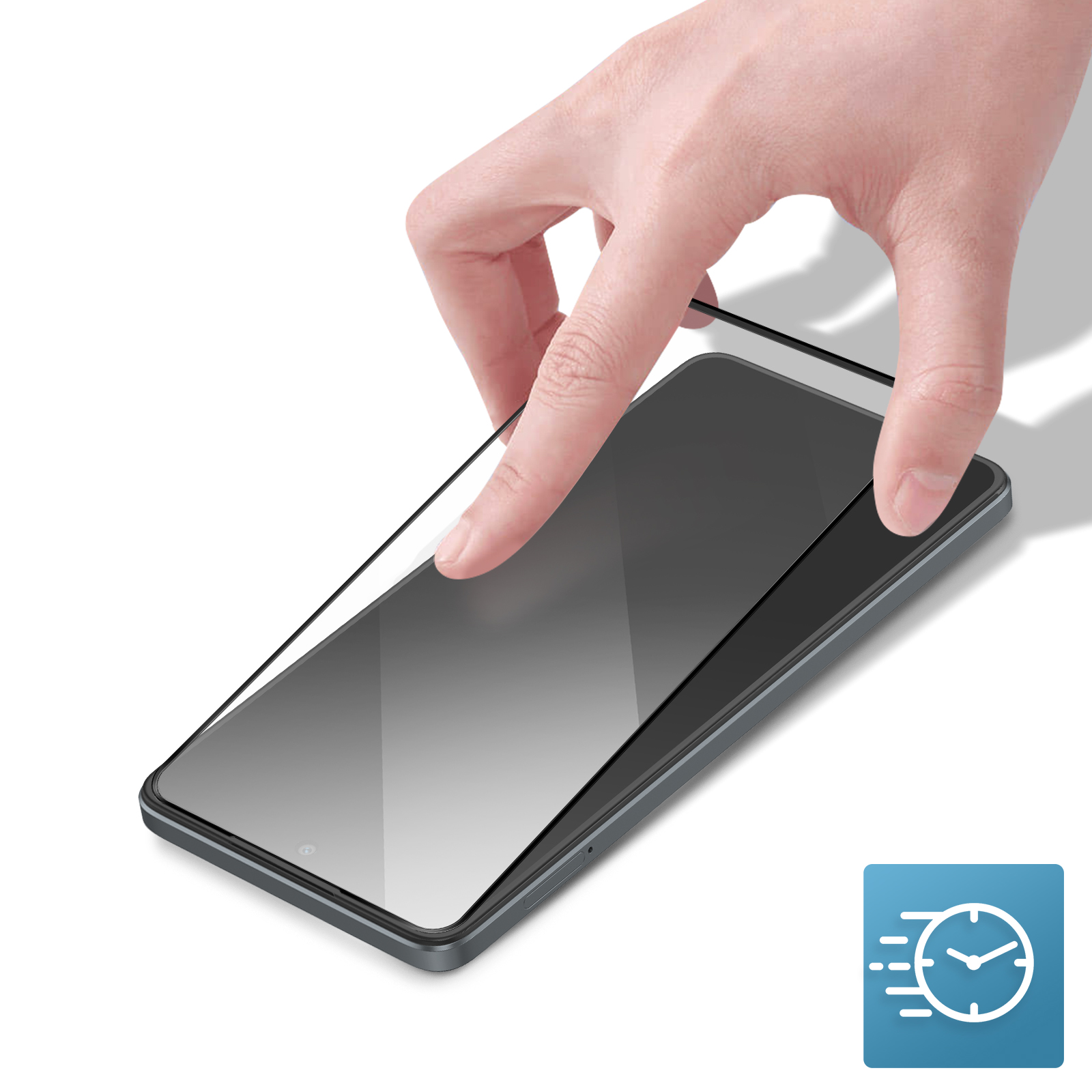 Una mano applica una protezione schermo su un telefono grigio. La protezione è trasparente.
